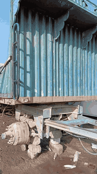 للبيع مقطور سكس  طول  ٨ متر او ستين  مجموع لاعاب السعر  ٣٠ وراق مكان ا...