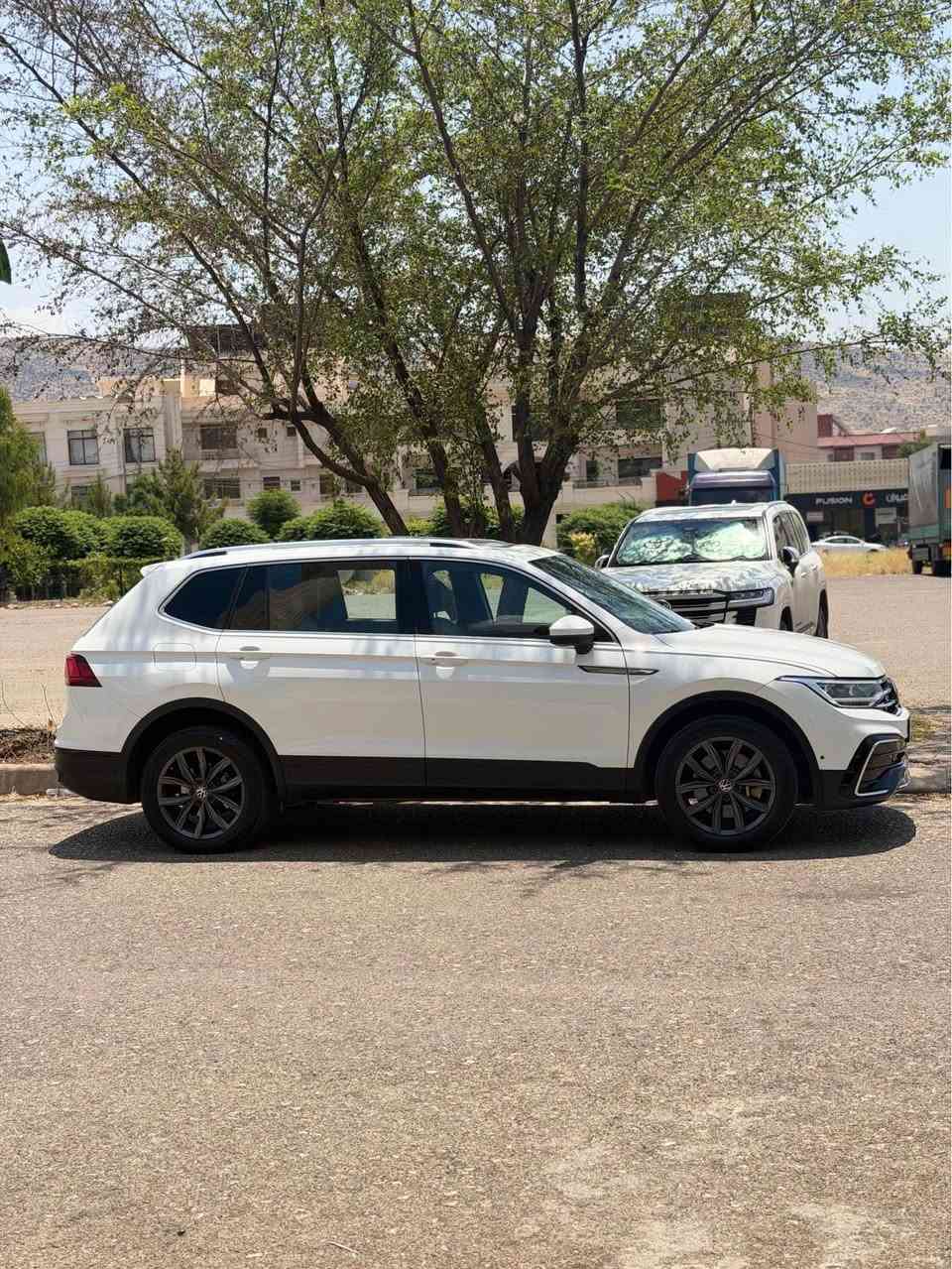 Volkswagen Tiguan 2022
‎فولكسفاغن تيكوان  2022 (بانوراما7 مقاعد)

‎موديل :2022
‎الصنف :SE
‎سعة المحرك :  4 سلندر cc turbo 
‎اللون الخارجي : أبيض 
                                                 اللون الداخلي جلدقيسي
‎قراءة العداد : 70 ميل 
‎المواصفات 
‎- بانوراما.
‎- 7 راكب
‎- شاشه كبيره
‎-  تبريد خلفي وامامي( 8 مخارج للتبريد) 
‎- نظام carplay 
‎-  شاشة وسطية
‎-  نظام النقطة العمياء 
‎-  هاند بريك بصمة + اوتوو هولد
‎- نظام توقف تلقائي عند الرجوع
‎ -  كاميرة خلفية بدقة عالية 
‎ -  نوع المقاعد: كهربائي - جلد - تدفئة )
‎-  المصابيح:  زينون - إضاءة ليد- ليزر
‎- بجم امامي كبس بوينت صبغ و جملغ و باب سايق  بدون داخل ايرباگ بس دوگمه
*********** دهوك, العراق
