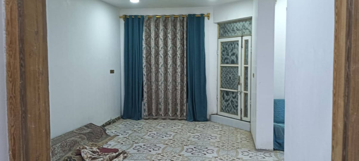 بيت مساحته 150 متر واقع حال 165 طابو صرف بناء حديث يتكون البيت من كراج سياره وستقبال وهول وغرفة نوم وصحياة داخل وخارج والطابق ثاني يتكون من ثلاث غرف نوم وهول وصحياة زاءد بيتونه في طابق ثالث معه قطعه بصف البيت مساحة القطعه 180 متر طابو صرف بسمي العنوان حله حي العسكري شارع 80 مقابيل مخازن كهرباء نزلت ساده البخطه اومقابيل مجمع اشور البيت علا 
التبليط سنتركافة الخدمات موجوده من مجاري تبليط نت ضوءي ماء كهرباء***********
