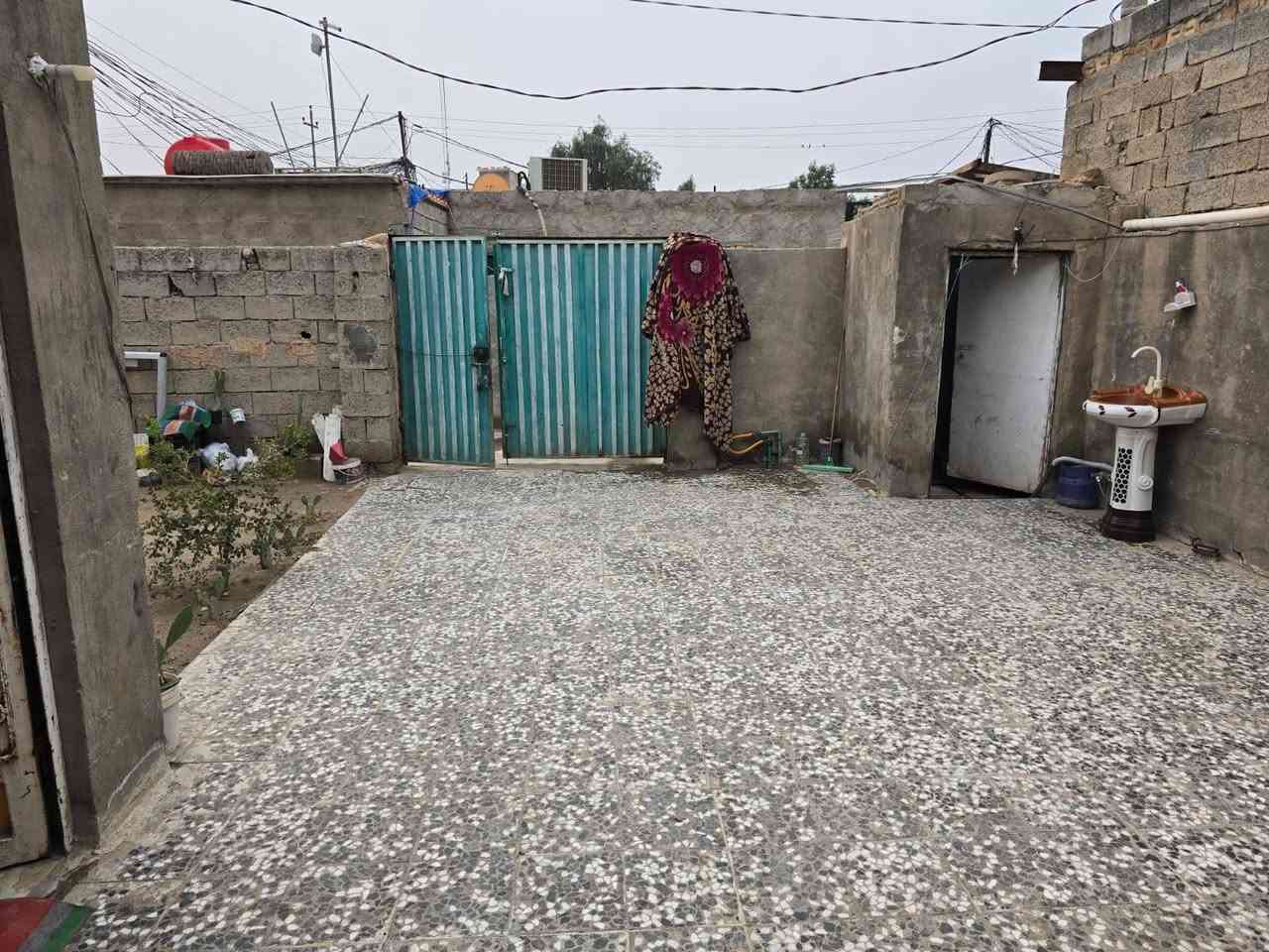 بيت زراعي للبيع مساحته 250متر استقبال 8في 4غرف 25في 6 صاله مفتوحه عل غرف جبيره حمامات 2 بيت جاهز سعره 25 وبي مجال الشراي يتصل عل خاص او عل رقم هاذا شارع المطار قرب سيد حبيب ***********
