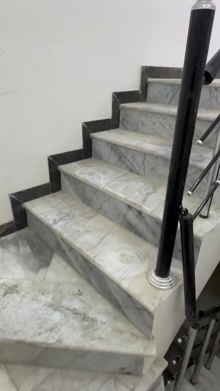 السلام عليكم
بنايه تجاريه للايجار مساحه 250م واجهه 12.5 نزال20

متكونه من 3 طوابق وغرفه حارس

كل طابق يحتوي على خدمات

كذلك تحتوي على مصعد للاشخاص ومنظومه حريق ودرج طوارئ

البياع الاولى شارع 20 مقابل مجمع الزوالي

للاستفسار ***********

***********
