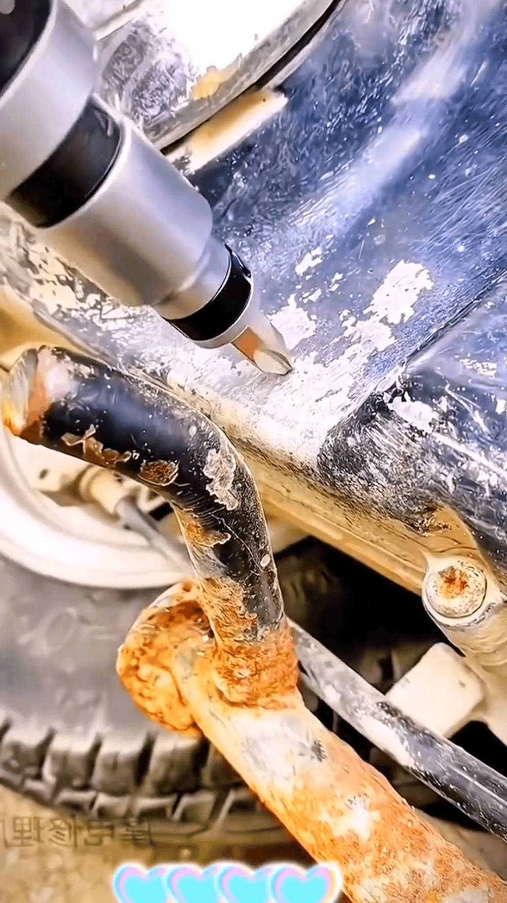 طقم مفك صدمات معدني ثقيل 13 قطعة من WADFOW

الاستخدامات

مخصصة لفك وشد البراغي الصدئة أو العالقة بقوة.

مثالية للاستخدام في الورش الصناعية، وصيانة السيارات، والأعمال الميكانيكية الثقيلة.

يمكن استخدامها مع المطرقة لتوليد عزم دوران قوي دون تلف البرغي.

مناسبة للاستخدام المنزلي والمهني على حد سواء.

المميزات

تصميم معدني قوي بالكامل لتحمل الصدمات والاستخدام الطويل.

مقبض مانع للانزلاق يمنح تحكمًا أفضل أثناء الطرق.

آلية عكس الاتجاه (يمينيسار) لتسهيل الفك والربط.

رؤوس متعددة من نوع PH وSL وHEX لتغطية مختلف الاحتياجات.

مصنوعة من فولاذ عالي الكربون CR-V المقاوم للتآكل والصدأ.

تأتي داخل صندوق بلاستيكي متين يسهل حملها وتخزينها بأمان.

محتويات الصندوق

1 مفك صدمات معدني ثقيل.

12 رأس تبديل متنوعة تشمل:

- رؤوس مستقيمة (SL5، SL6، SL8، SL9).
- رؤوس فيليبس (PH1، PH2، PH3، PH4).
- رؤوس سداسية (H2، H4، H6، H8).

علبة تخزين بلاستيكية صلبة.

الملاحظات

الأداة تعمل عند الطرق بالمطرقة على المقبض لتوليد عزم دوران فوري.

مناسبة للتعامل مع البراغي العالقة أو المتضررة.

ينصح باستخدامها مع مطرقة معدنية لتحقيق أفضل أداء.

قياس العلبة: الطول 20 سم × العرض 10 سم × الارتفاع 5 سم.