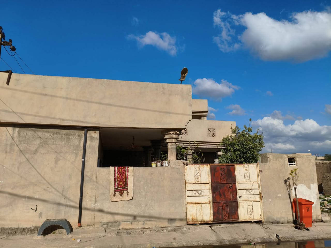 بيت للبيع..طابقين ركن طابو صرف تحويل مباشر الطابق  الأول ٣ قرف نوم ٤x٥ + هول ١٠ أمتار  ومطبخ وربعه خارجيه ٩ امتار وصحيات خارجيه .... الطابق الثاني قرفتين نوم وهول ومطبخ وصحيات الموقع حي حطين قرب دائرةالمرور السعر ٩٥ وبيها مجال رقم *********** ***********
