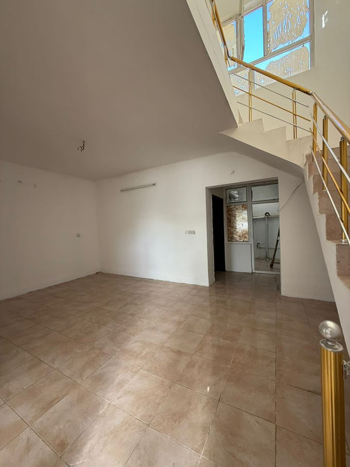 ‎💫 لدينا بيت  للاجار في مجمع اندازياران  💫
‎يتكون من 
‎3 غرفة نوم 
‎ صالة 
‎مطبخ ➕ حمام ➕ + ديوان   

‎العنوان 📍طريق ماجدي مول بجانب فلوريا ستي 
‎استفسار  ☎️ 
***********
