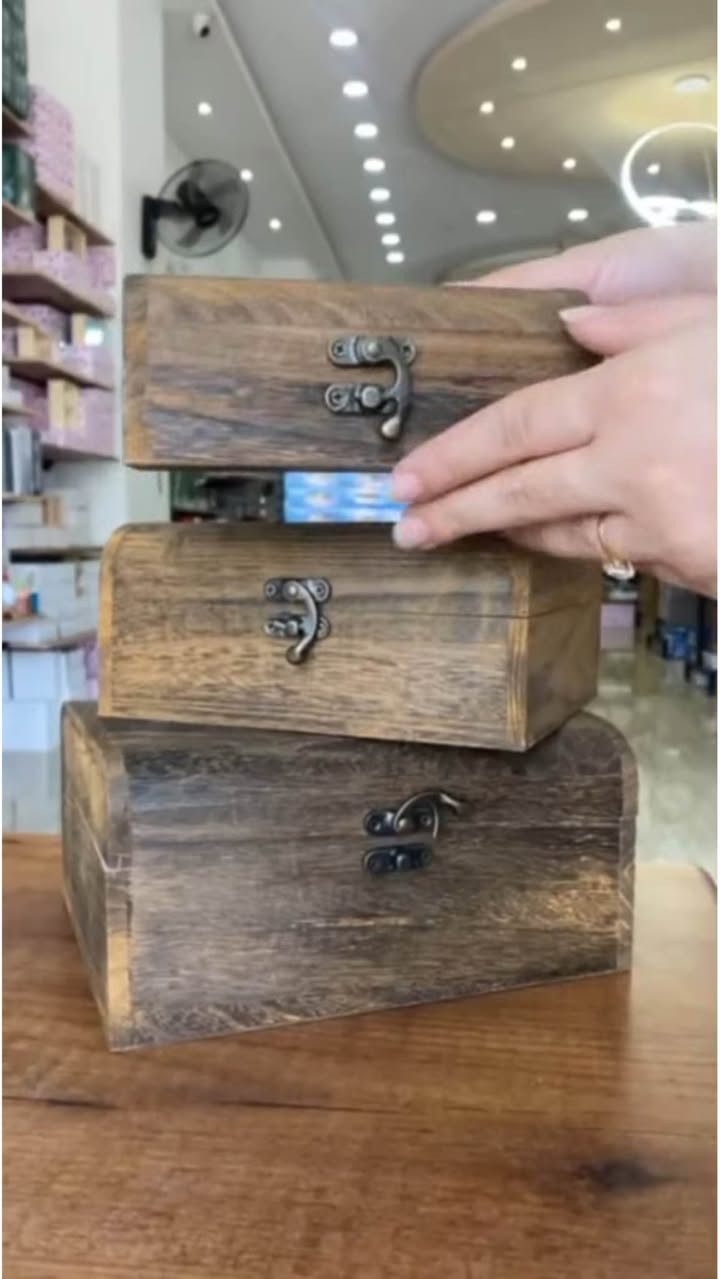 ✨ طقم صناديق خشبية فاخرة بثلاثة أحجام ✨

تصميم كلاسيكي يضيف لمسة دافئة وأناقة طبيعية لأي زاوية في البيت 🌿

مثالية لحفظ الإكسسوارات، المجوهرات، الذكريات أو حتى كهدايا مميزة 🎁

مصنوعة من خشب طبيعي بلمسة فنية راقية وإغلاق معدني متين 🔒

صغيرة.. أنيقة.. وتجمع بين الجمال والفائدة 💫

اختيار مثالي لعشّاق التفاصيل الكلاسيكية والديكور البسيط 🤎 بغداد, العراق


**إذا كنت صاحب هذا الإعلان وتريد حذفه لأي سبب، رجاءا أرسل رسالة إلى الدعم الفني**