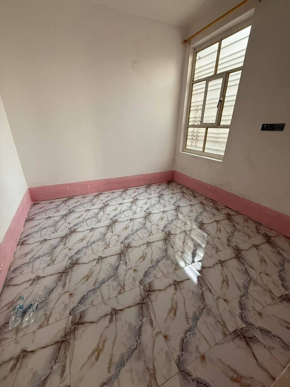 دار للبيع مساحه 50م 
طابو زراعي سند 25 تحويل مباشر 
بابل حي الكرامه قرب مكتب ياسر وتوت (بيع مستعجل )

طابقين.  3غرف نوم. 
الطابق الاول.    يحتوي 
غرفه نوم     هول.   مجمع صحيات.    مطبخ.    

الطابق الثاني 
غرفتين نوم.     بيتونه.    دار كامل ومرتب بناء حديث 

ملاحظه علما أن الدار مأجر بسعر 400الف 

السند موجود عندي حالياً.  بسم البايع حصراً 

***********
***********
