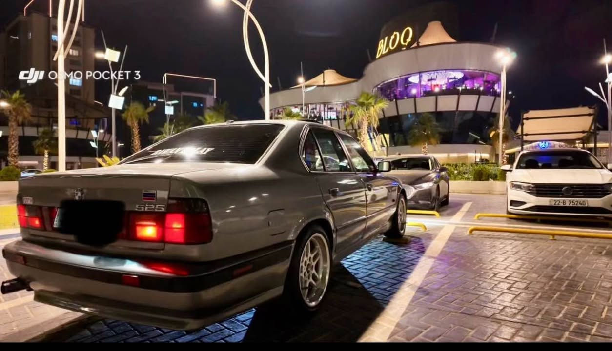 سەرەتا بەناوی خوای گەورە و میهرەبان ماشاءالله لەمالی هەموو لایەک.               
                
                              BMW (1990)    
  
کامل کراوە بە (1995)

مواسەفات:

چوار جام کارەبایی 
پێش دەعامی گۆڕاوە بۆ( M)
پێش گەورە 
سەقف سلایت
مەکینە ( 525ی تۆماتیک )
ویلی گۆراوە بۆ( M )
سەیارەکە سبوغ عامە بۆ جوانی جەمپێکی خەفیفی  پێش و پشتی هەیە بەبێ ناو گرتن 
سەنەوی نوێیە تاوەکو (2031) رەقەم باریکە و رەقەم  (هەولێرە)
تیبینی: 680 هەزار خەرامەی لەسەرە 
بۆ زانینی نرخ پەیوەندی بەم ژمارە مۆبایلەوە بکە:
***********
شوێن: هەولێر أربيل, العراق
