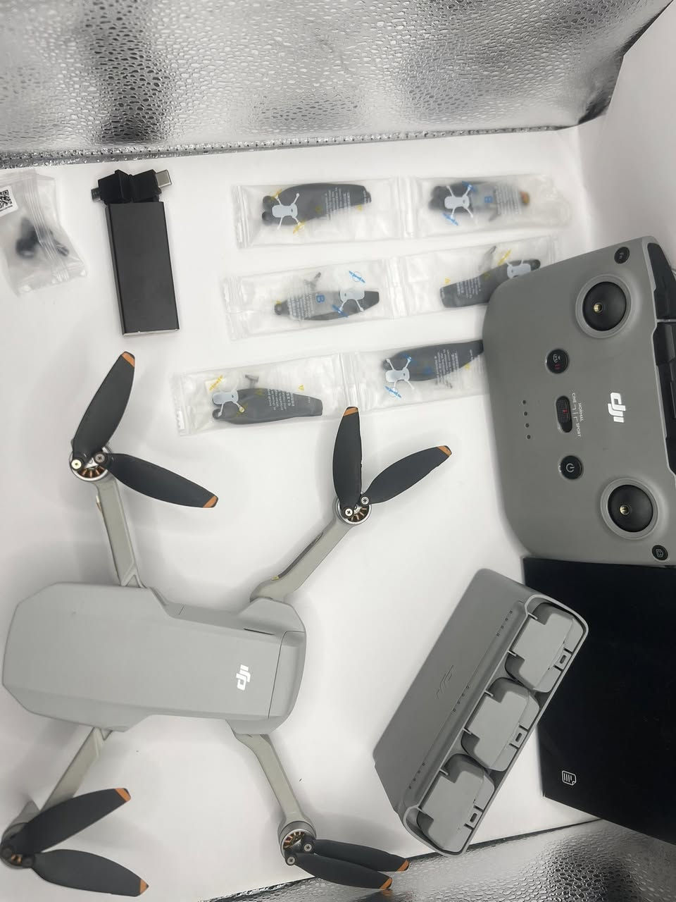 📸 DJI Mini 2 Fly More Combo

✅ درۆنی DJI Mini 2 ئورجیناڵ
✅ 3 باتری
✅ شاحنی باتری (Charging Hub)
✅ کۆنترۆڵی ئورجیناڵ
✅ پرۆپەلەری زیادە
✅ دۆخی زۆر پاک و ئامادەی فڕین

🎥 کامێرای 4K
📡 مەودای فڕین تا چەندین کیلۆمەتر
🚁 قەبارە بچووک و سووک، گونجاو بۆ گەشت و دروستکردنی ڤیدیۆی جوان

بۆ زانیاری زیاتر و ڤیدیۆی تاقیکردنەوە، نامە بنێرە 📩✈️

#DJI_Mini2 #Drone #ForSale #DJI #Kurdistan 🚁🔥


**إذا كنت صاحب هذا الإعلان وتريد حذفه لأي سبب، رجاءا أرسل رسالة إلى الدعم الفني**