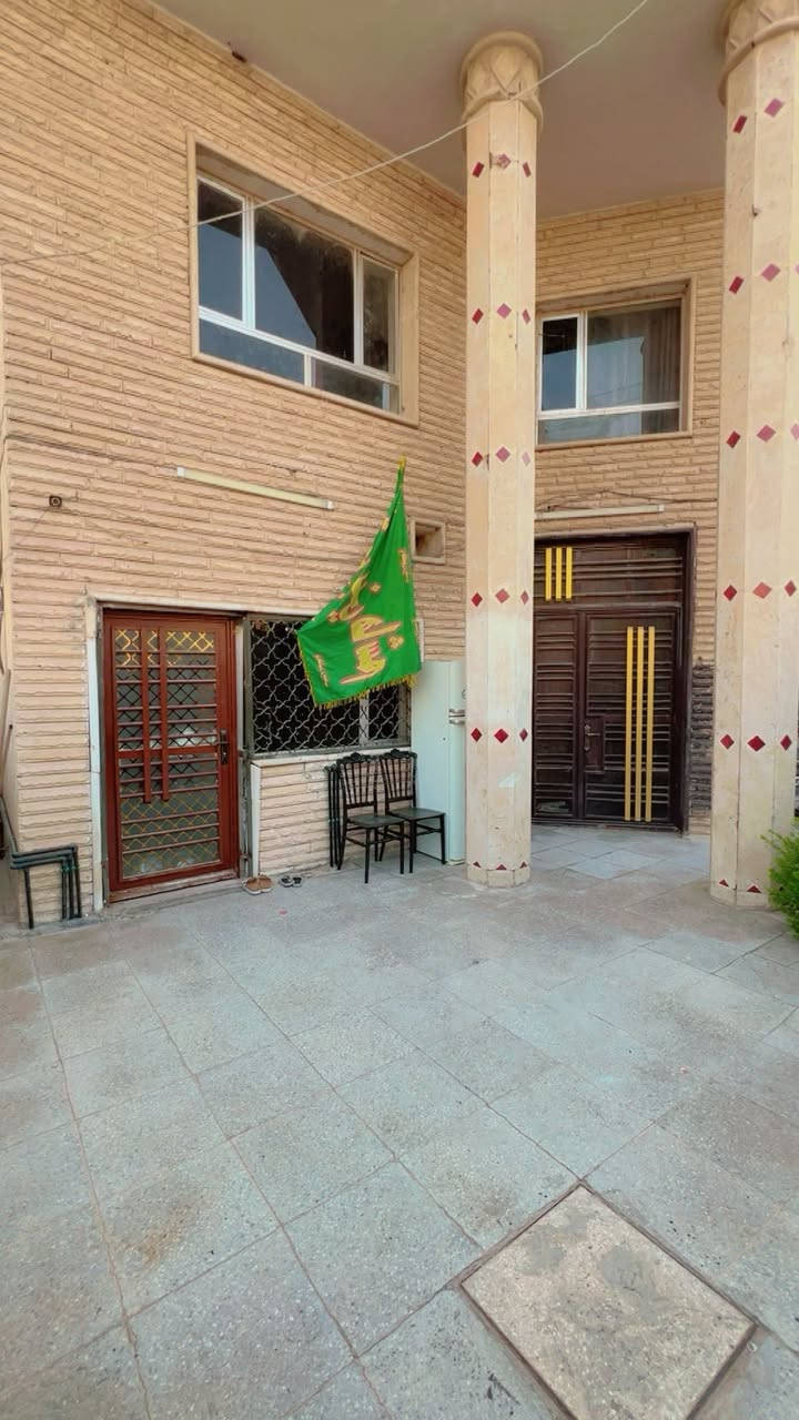 السلام عليكم
للبيع بيت مساحه 150 متر ركن 
الموقع حي الجهاد الضباط مقابل مجمع الروان السكني
الطابق الأرضي 
مطبخ 
استقبال 
صاله داخليه 
غرفة نوم 
حمام 
الطابق الثاني
3 غرف نوم غرفه وحده سويت 
للاستفسار اكثر الاتصال على ‭0790 525 8805
