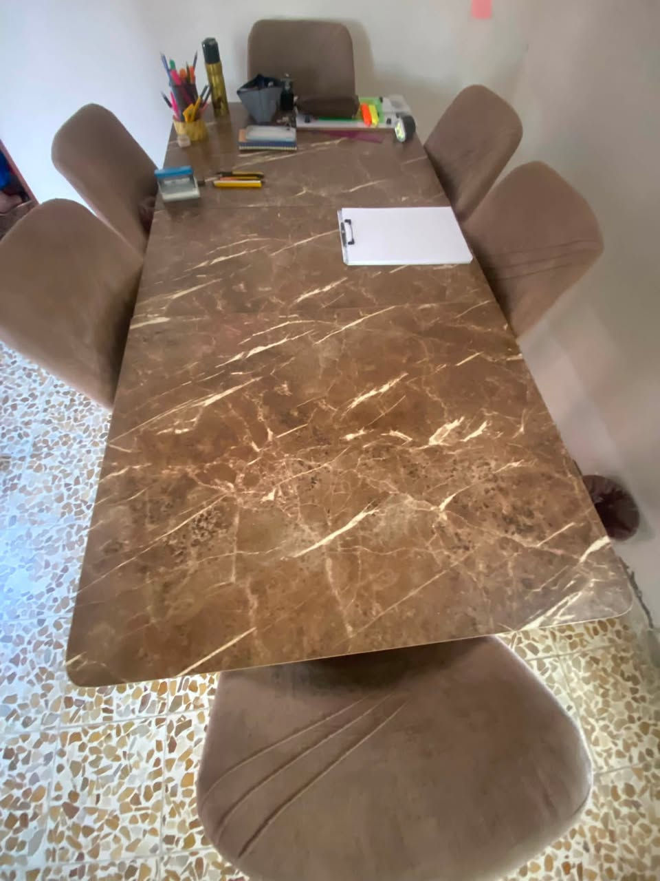 سلام عليكم ميز طعام 6كراسي استخدام قليل ماخذو 350سعر250وبي مجال***********
