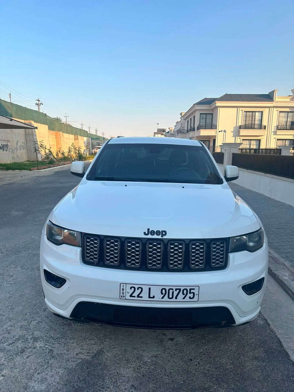 جيب غراند شيروكي (JEEP GRAND CHEROKEE)
 الفئة: بلاك توب (BLACKTOP)
 الموديل: 2020
 اللون: أبيض
المواصفات الفنية
 المحرك: 3.6L V6
 ناقل الحركة: أوتوماتيك
 نظام الدفع: دفع رباعي 4x4
 الممشى (المسافة المقطوعة): 88,000 مايل
 حالة الحادث: حرق بسيط بالدشبول
 قشر السيارة (سند الملكية): CLEAN TITLE
المميزات والمواصفات الداخلية
 تشغيل بصمة
 مثبت سرعة
 نظام صوتي فاخر
 مقاعد جلد
 فتحة السقف: لا يوجد
 حساسات أمامية وخلفية
 كاميرا خلفية
 شاشة لمس
السعر 265 وبيها مجال مكان تكريت او بغداد

***********
*********** تكريت, صلاح الدين
