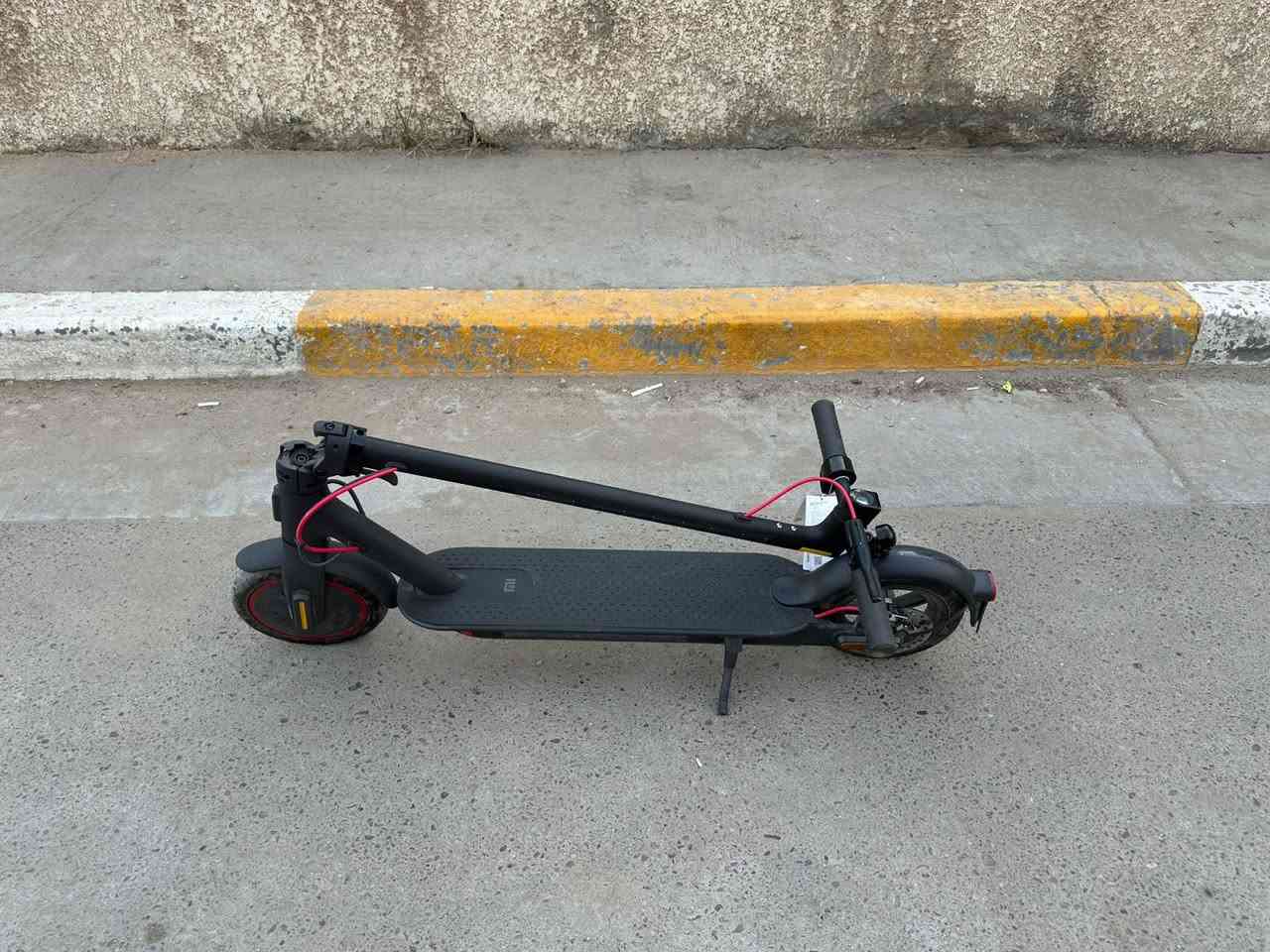 💥للبيع - سكوتر شاومي برو 2 💥
🔹 الحالة: جديد مكفول من الشخط والطخة، مستخدم على كد الفحص فقط
🔹 المواصفات:
 • 3 سرعات:
 • 5 كلم/ساعة (وضع المشي)
 • 20 كلم/ساعة (وضع الدرايڤ)
 • 25 كلم/ساعة (وضع السبورت)
 • مدى البطارية: الشحنة الواحدة تكفي حتى 46 كلم
 • بريك خلفي
 • لايت أمامي LED

🔹 المرفقات:
 • سبير جديد
 • الشاحنة

🔹 السعر: 275,000 دينار عراقي
***********
