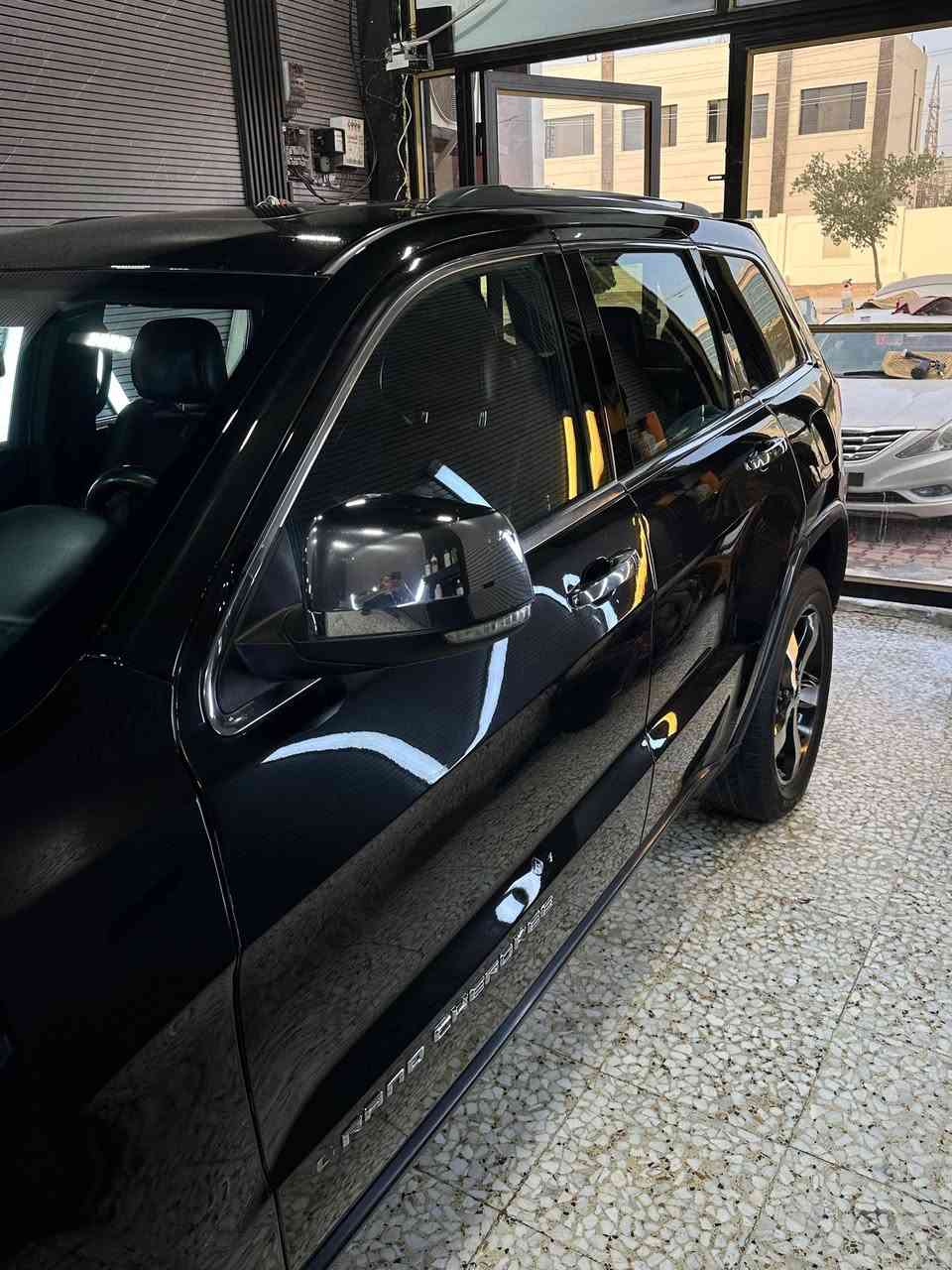 سلام عليكم للبيع جيب كراند شيروكي ٢٠١٦ رقم بغداد بسمي السياره جديده بمعنى الكلمه داخله للعراق حادثه دعاميه بدون دواخل نهائي بس هنا بلعراق انصبغ بيه ٣ قطع جاملغين وبنيد اثر طخه خفيفه كير ومكينه وحداديه مكفولات والكشر بل باكيت للبيع او مراوس حسب الرغبه للاستفسار ***********
