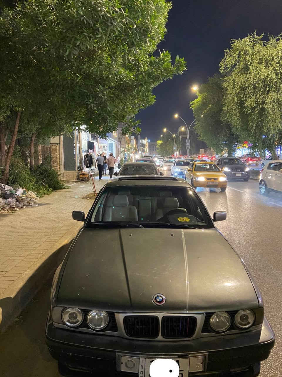 السلام عليكم BMW 525i  موديل ١٩٩١ مسكر عدله كهربائيات كله شغال كير جديد تخم وياله جدد هو وتايرات جديد سلايد شغال   حداديه جديد 100%    امامي خلفي قاعدة فيتبم كامله بيه طخه بالجاملغ الخلفي كما موضح بالصوره سيارة باسمي رقم بابل انكليزي الجديد سنويه ل2030 السعر 45 وبيه  مجال رقم الهاتف *********** العنوان حله مركز  بيع او مراوس ب إيراني سمند او بيجو بارص  خصوصي من بابل حصراً
