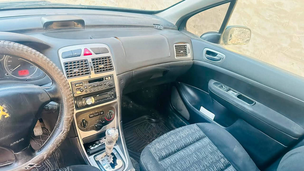 بيجو فرنسي 2005 
كير ومكينه بيكاتشو 1600  رقم واسط 
سعرها 40 وبيها مجال 
***********
