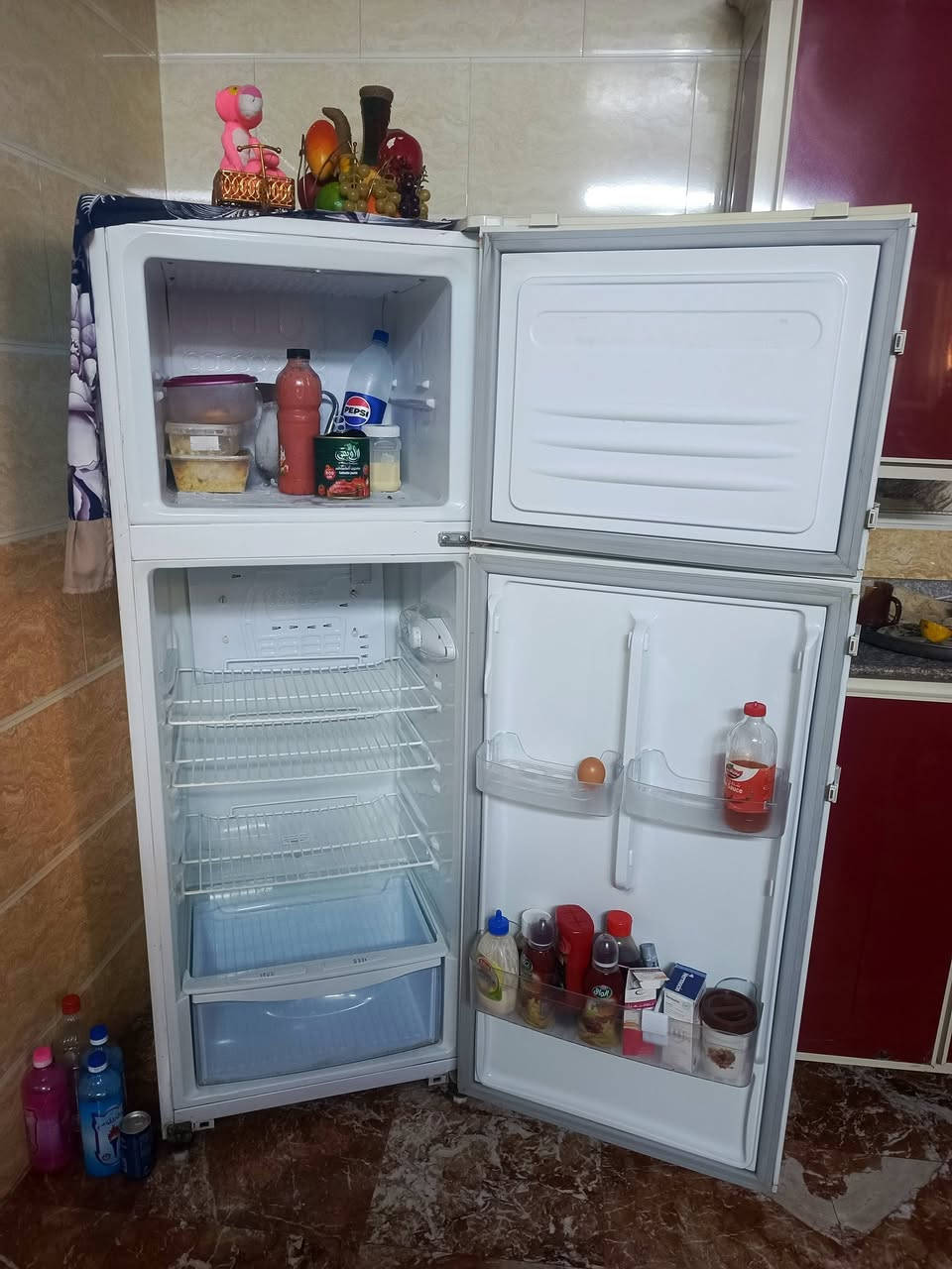 السلام عليكم 
ثلاجة عشار نضيفة شوفت عينكم بالصور سعرها 300 وبيها مجال للاتصال ***********
