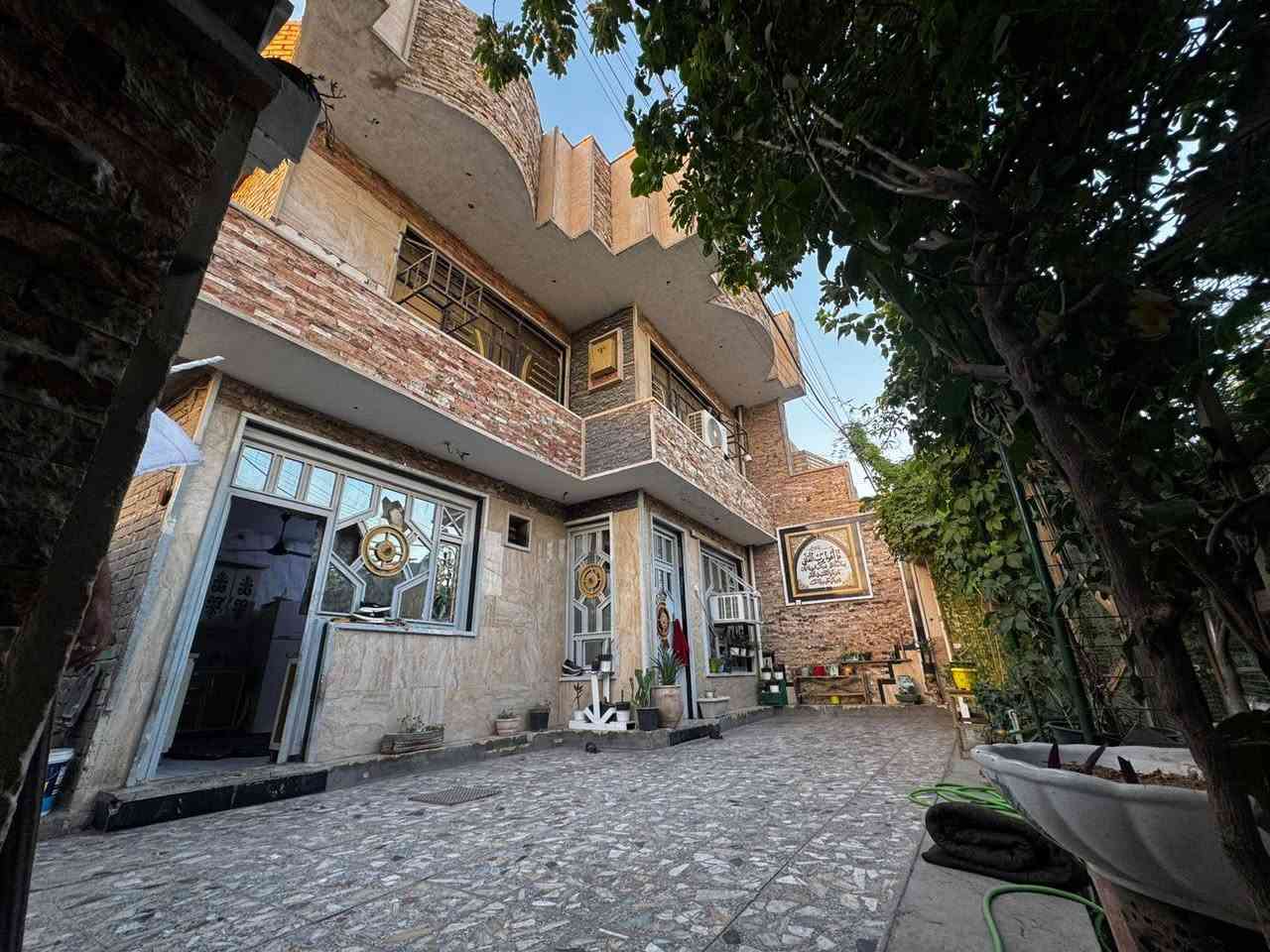 دار سكن طابو صرف المساحه 125 ركن طابقين 4 غرف نوم مع استقبال ومطبح وصاله وخدمات مع كراج طول 10م وحديثه.....اضافة الئ مشتمل 80م غرفه وصاله ومطبخ واستقبال مع الخدمات مبني في التشجير التابع للدار..... حي الرئاسه الملحق ركن قريب علئ ملعب الرئاسه 
للاستفسار الاتصال علئ الرقم ***********
