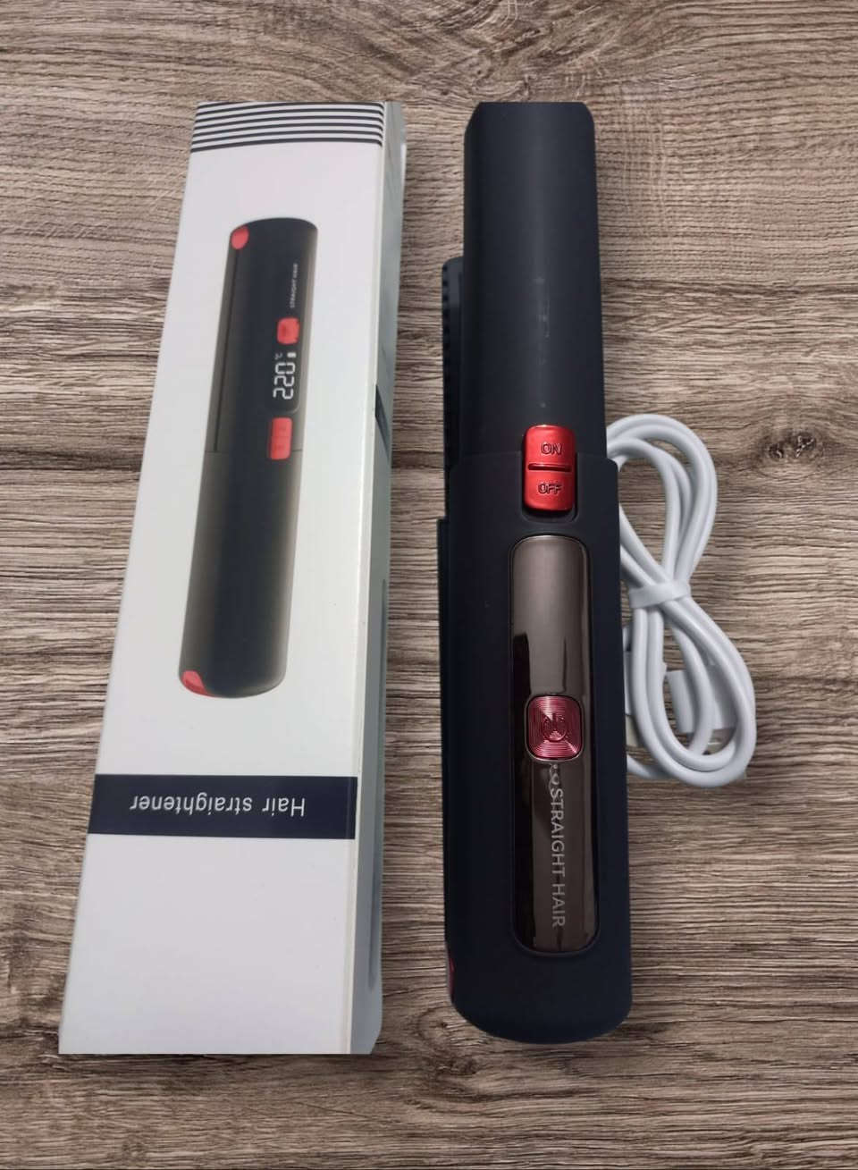 • كاوية شعر شحن تسريح وتمويج
• الطاقة: لاسلكية، تعمل ببطارية قابلة لإعادة الشحن بمنفذ USB.
• سعة البطارية: 4500 مللي أمبير.
• التسخين: ألواح سيراميك تسخن بسرعة (حوالي 10-30 ثانية).
• درجة الحرارة: تصل إلى 220 درجة مئوية 
• التصميم: مدمج وخفيف الوزن، يناسب حقيبة اليد.


**إذا كنت صاحب هذا الإعلان وتريد حذفه لأي سبب، رجاءا أرسل رسالة إلى الدعم الفني**