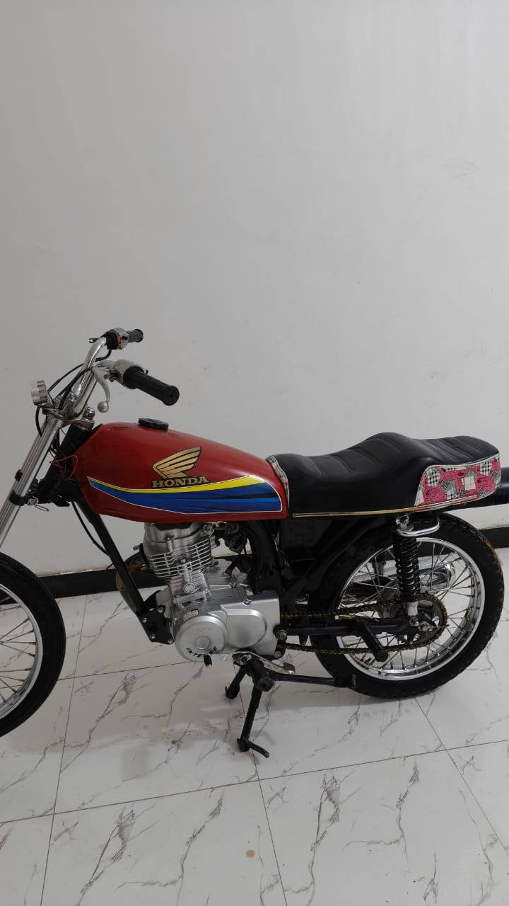 اسلام عليكم دراجه نامه البيع تعمير جديد محرك انتنس اصلي وشاصي نامه اصلي شلامجه تعميره كله اصلي مامفتوحه مكاني غراف سعر ٥٥٠ معتاز وريد ابيعها 
رقمي ***********
