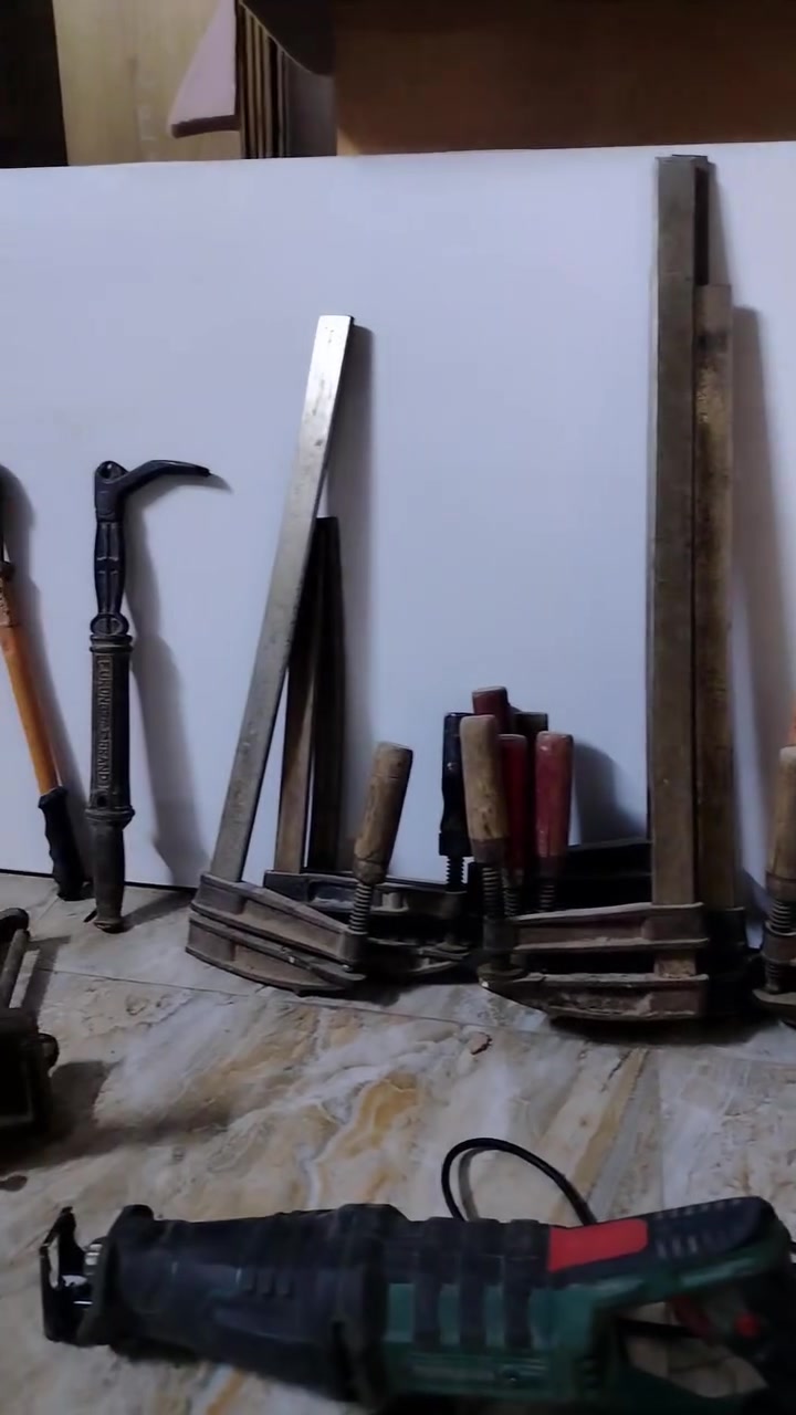 أغراض للبيع بلغاريه بدون ماطورات وبدون منقار فقط مكسوره نرمادة الفج الي بالهيكل+فخات العدد١٨ مشكل
ومنگنه +كمبريسر+مقص+خالعه بسمار+منشارتر ددي
كلهن ب٧٠٠الف لتواصل واتساب ***********
