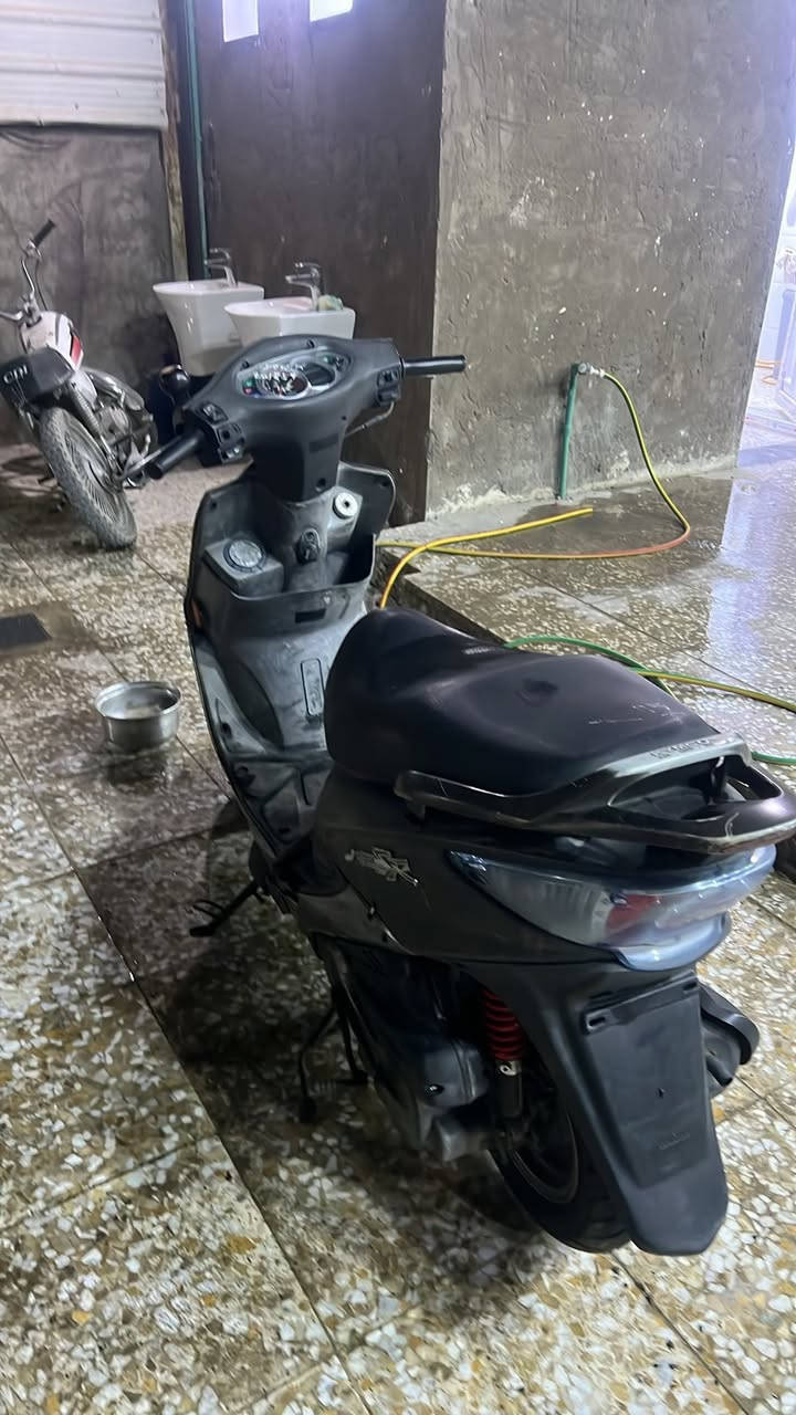 سلام عليكم للبيع كامكو جي فور مكفوله حاويه ختم واحد محرك مامفتوح زنون شادله كهربائيات كله شغال عداد اكتروني مقدم دسك مكان شارع المطار السعر 650                                      ً ***********
