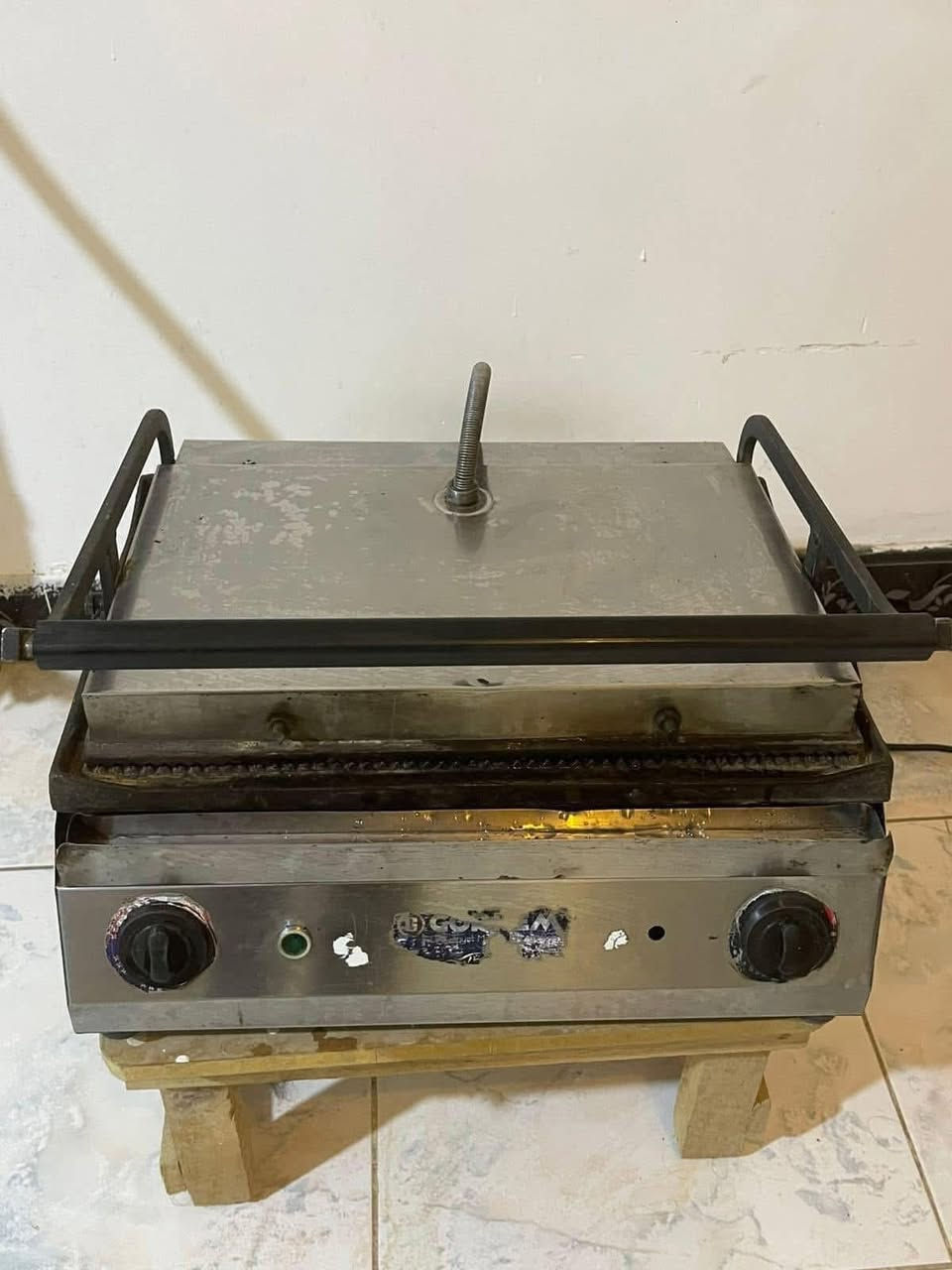 كابسة صاج تركي المنشأ حراره فول نضيفة 80‎%‎ 
تستلمه على الفحص 
العنوان حله 
الرقم ***********للتواصل واتساب .
