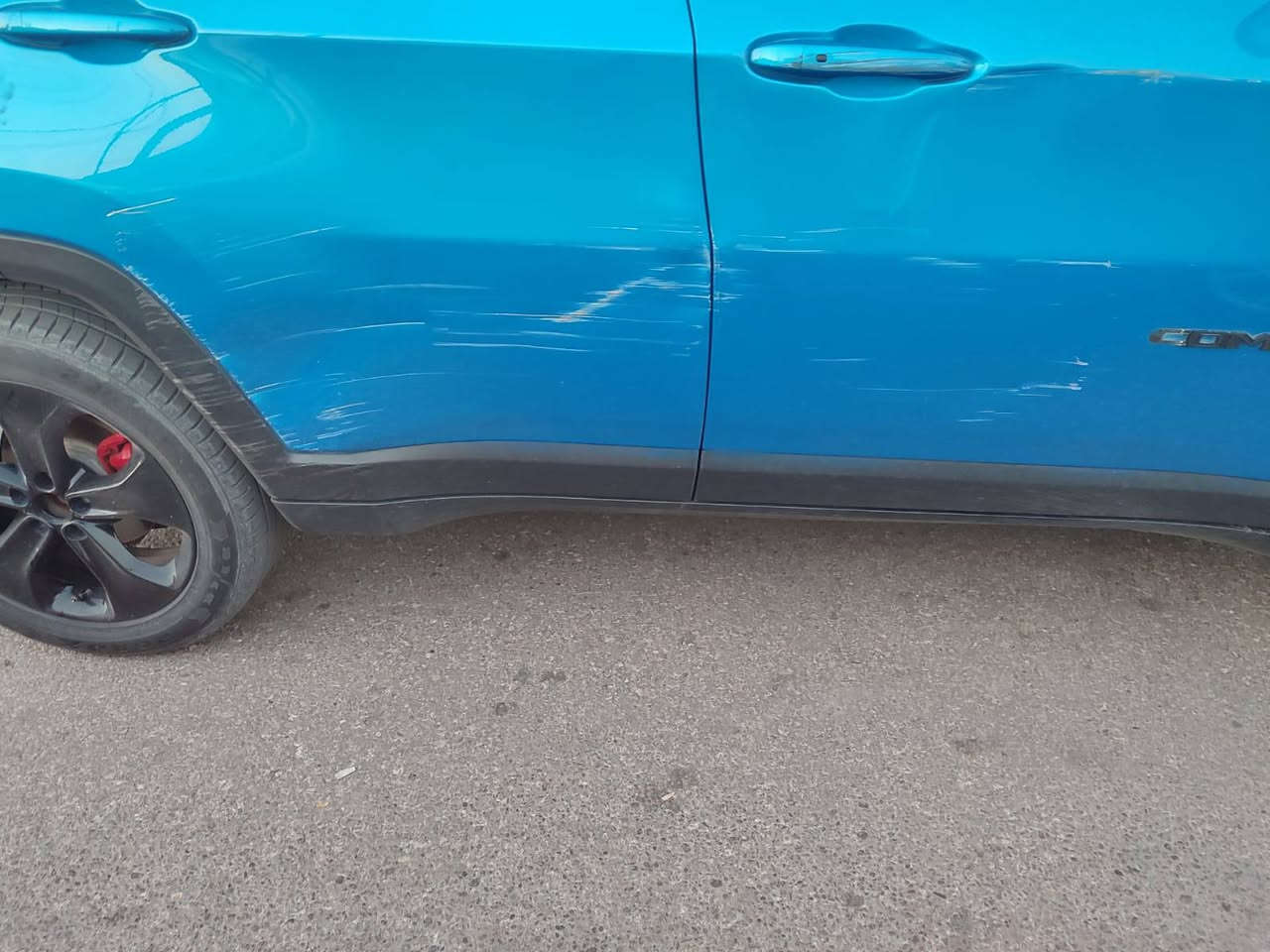 إعلان بيع سيارة: جيب كومباس (Jeep Compass) 🚙المواصفات الكلية للسيارة:الموديل / الفئة: كومباس - فول مواصفات (رقم 1)الرقم / اللوحة: أربيل (التحويل ثاني يوم مباشرة)الممشى (المسافة المقطوعة): 40 ألف ميل/كم فقطالفحص (السونار): تقرير السونار موجود ومرفق مع السيارةحالة البودي: السيارة نظيفة جداً، توجد بها حزة بسيطة (شخط) موضح في الصور المرفقة.السعر والتفاصيل المالية:السعر المطلوب: 140 ورقة (14,000$ دولار) [بيه مجال بسيط للشراي]الموقع والمعاينة:مكان السيارة: الأنبار - الرمادي📞 للتواصل والاستفسار المباشر مع صاحب السيارة:رقم الهاتف: ***********
