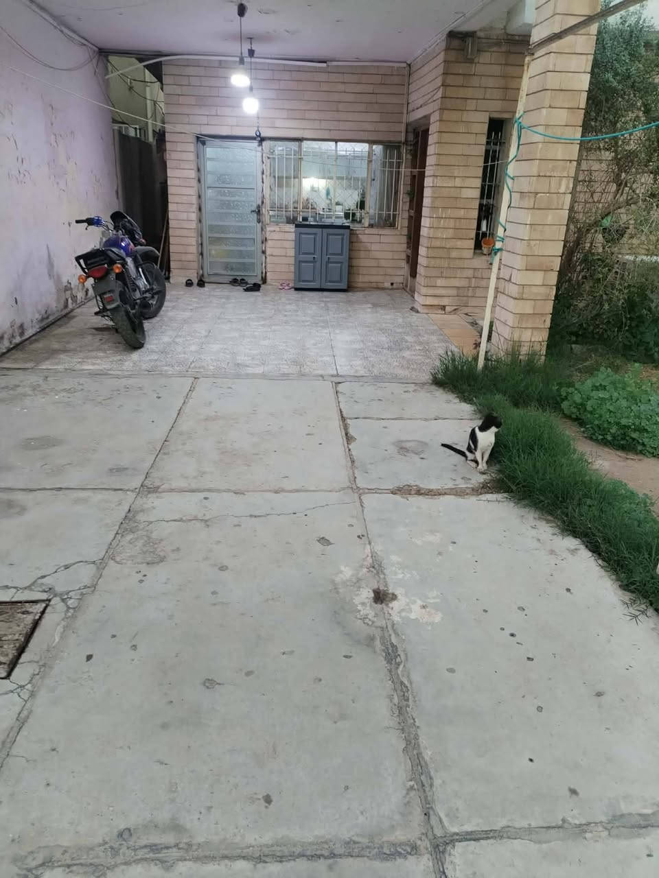 دار ركن للبيع في الهورة فرع شركة الحرمين
طابقين الطابق الارضي غرفتين نوم كبار صالة كبيرة هول كبير مطبخ ومجموعة صحية عدد 2 الطابق الاول غرفتين نوم وسطح
المساحة 451.5م
واجهة 20م 
السعر مناسب للاستفسار 
***********
***********
