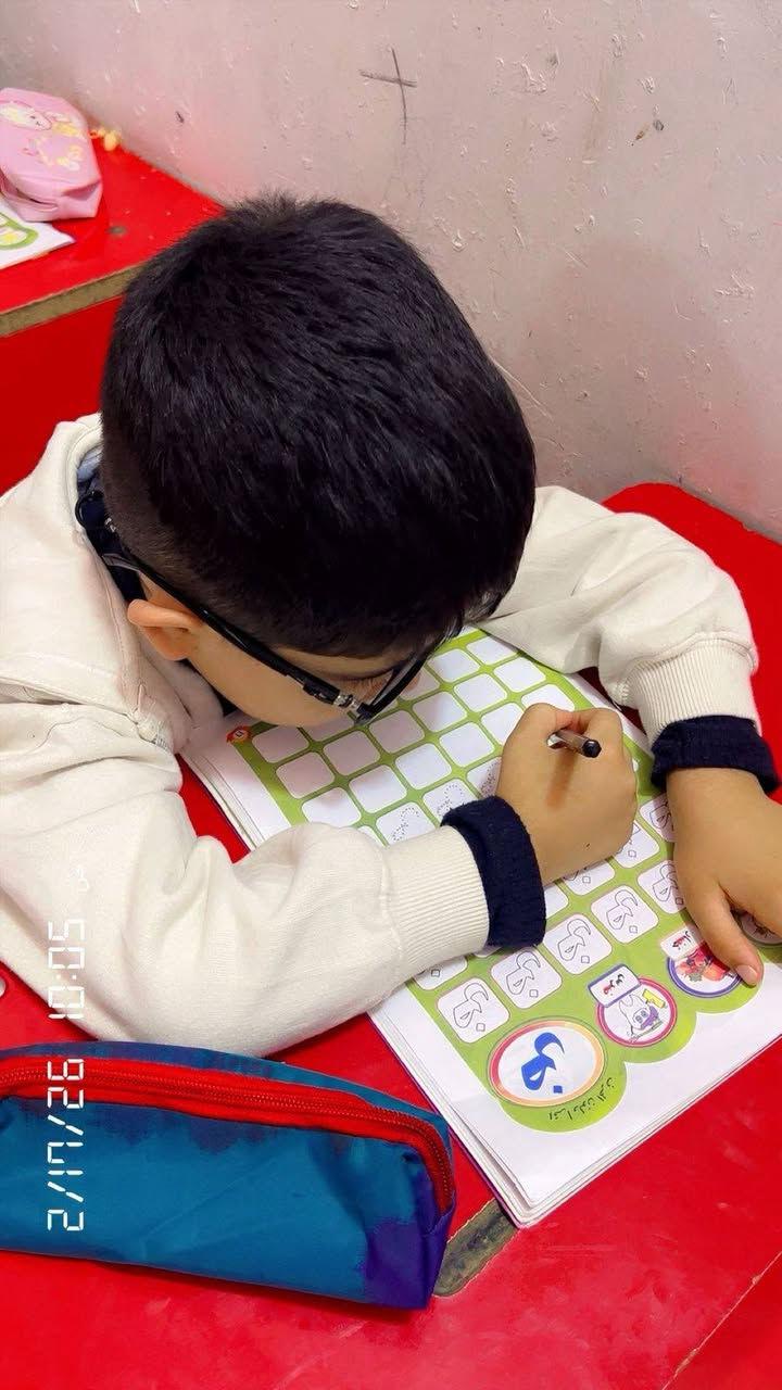 طلاب صف الروضة
أثناء كتابة الواجب

#شعارنا #لسنا #الوحيدون #لكننا #نطمح #ان #نكون #الافضل
ناحية الوحدة - سيد عزال - خلف مدرسة الحليم الاهلية
للاستفسار ***********
