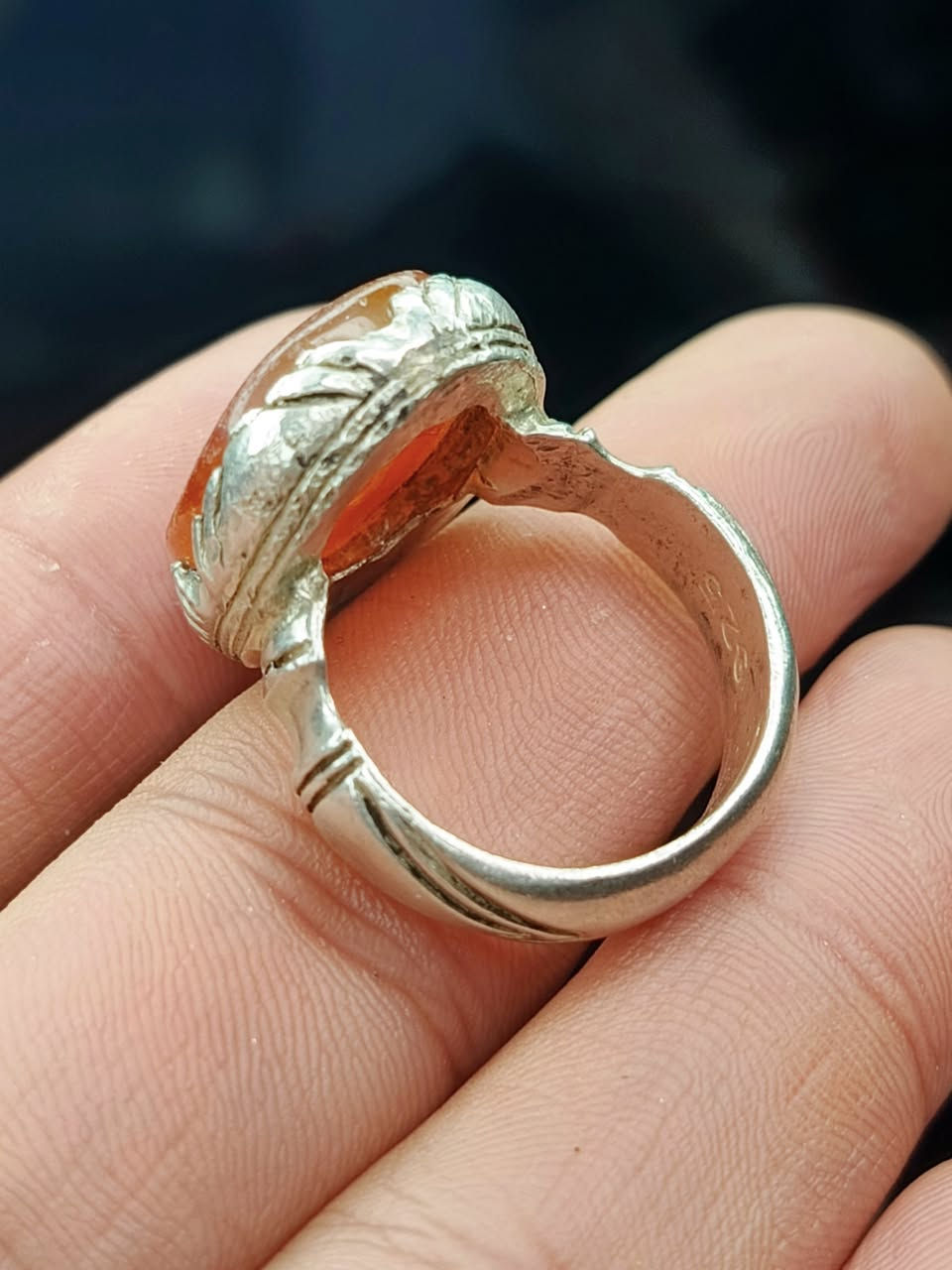 جماعة القديم هذا عقيق يماني طبيعي اصلي ذمة قديم مشروط صياغة يدوي ثقيلة سعر جدا مناسب❤
حجز وتفاصيل أكثر خاص او واتساب ***********🌹
وموجود عندي كل انواع الاحجار والمحابس الفضة والنحاس.
