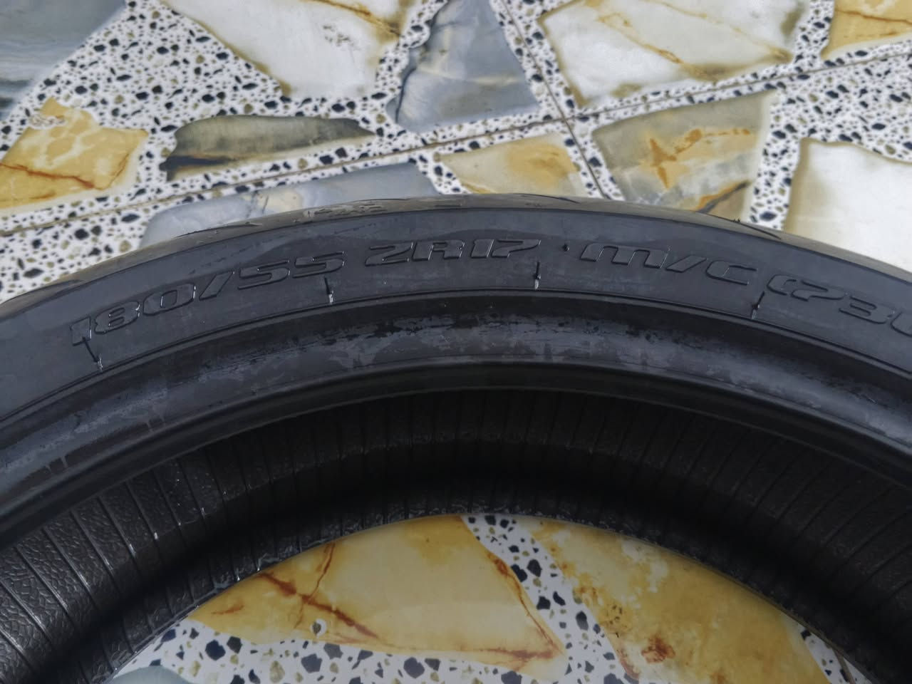 السلام عليكم 
تاير بطح جديد مال باله خلفي
 يرهم كاوسكي وغيره 
توصيل كافه المحافصات🚚
مكان ابو غريب خرنابات 🚩
*********** اتصال
*********** بي واتساب
#الجميع
