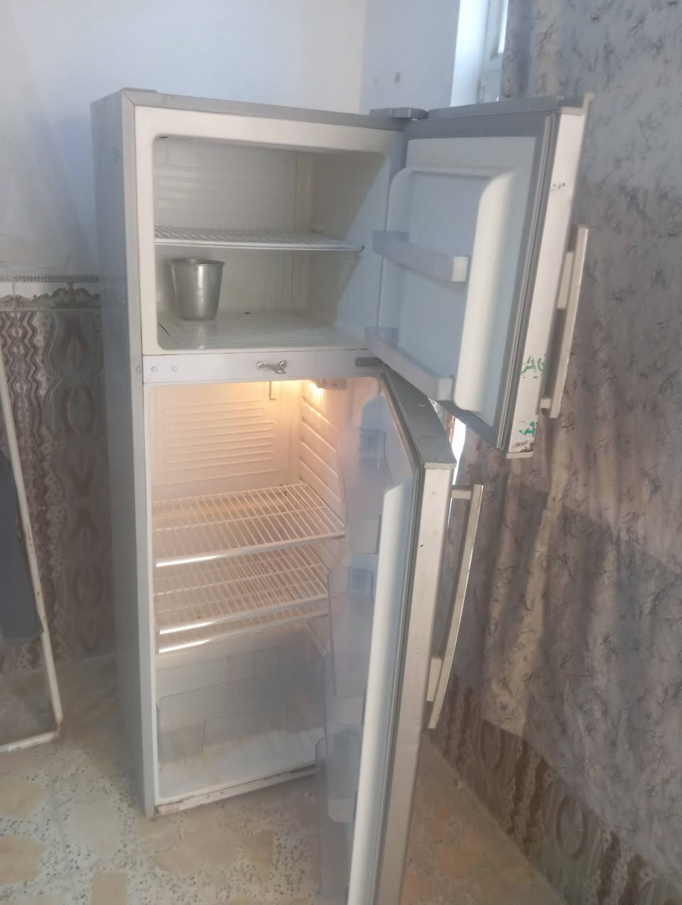 ثلاجه للبيع نوعيه نوال مكان النجف شارع 30 الحولي السعر 175 الاستفسار هذا رقمي *********** يراسلني خاص
