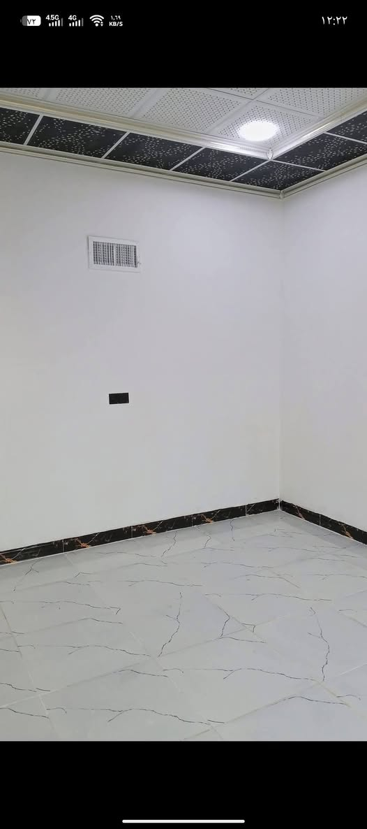 السلام عليكم بيت 100متر حي بدر قرب مدرسه علي شاهين بيت فول صفر مامسكون سعر 39وبي مجال ***********
