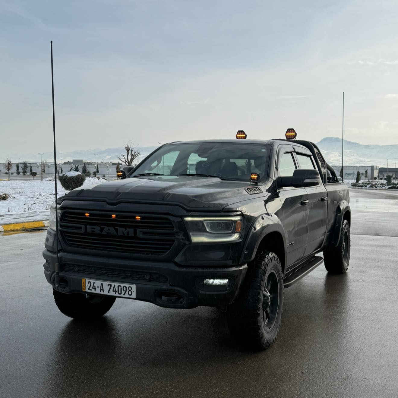 للبيع رام بك هورن شكل الجديد فور ويل  
بسمي 
✳️وارد امريكي حادثهة تبديل باب خلفي ورش صبغ بل جملغ الخلفي 
✳️رقم دهوك جديد بسمي 

RAM 1500 BIGHORN 

رام 1500 بك هورن .

الموديل : 2021 . (وارد امريكي) . 
العداد :  (46 الف  ميل ) .
المحرك : V8 5.7L .

السعر:335 ورقة 

المواصفات :
* دفع رباعي 4x4 . 
* مقعد السائق كهربائي . 
*المقاعد الأمامية تدفئة.
* دوسات جانبية .
* دخول ذكي (بصمة). 
* تشغيل عن بعد .
* شاشة كبيرة 8.4 أنچ .
* حساسات امامية وخلفية .
* مانع تصادم خلفي (اوتوبريك) .
* رادار جانبي نقطة عمياء .
* مكيف خلفي .
* اشارات على المرايا الجانبية . 
* ويل قياس انج فيول امريكي اصلي .
* نظام اطفاء وتشغيل اوتماتيكي .
* مرايا كهربائية جانبية قابلة للطي كهربائيا .
* المرايا الجانبية تدفئة . 
* امكانية تعديل ارتفاع دواسات البنزين والبريك .
* هاند بريك كهربائي .  
* حساسات امامية وخلفية . 
* مرايا مع خاصية التعتيم الذاتي . 
* مساحات تخزين إضافية تحت المقاعد. 
* الواجهة الأمامية بلاك . 
* لايتات امامية LED بلاد .
* بك لايات خلفي LED بلاد .
* غطاء بدي المنيوم .
* غلاف حوض .

السيارة مرفعة من امريكا كت امريكي 4 انج 
اطارات 35 انج نيتو امريكي بلاد 
مجهزة من كلشي من محجر وغطاء سلايت وغلاف بدي داخلي 
تخم بلاجكتورات درجة اولى 
مكان السيارة بغداد شارع فلسطين 
***********
