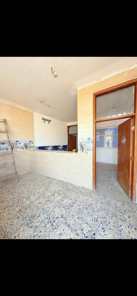 🛑مشتمل للايجار 
مساحه 100متر 
طابق واحد 2غرف نوم وكلدور واستقبال ومطبخ ومجمع صحيات 
حي الحسين قريب عله شارع السندباد 
للاتصال 
***********
مراجعة مكتب عقارات الزيتون شارع60مقابيل مدينة حمورابي مدخل حي الحسين
