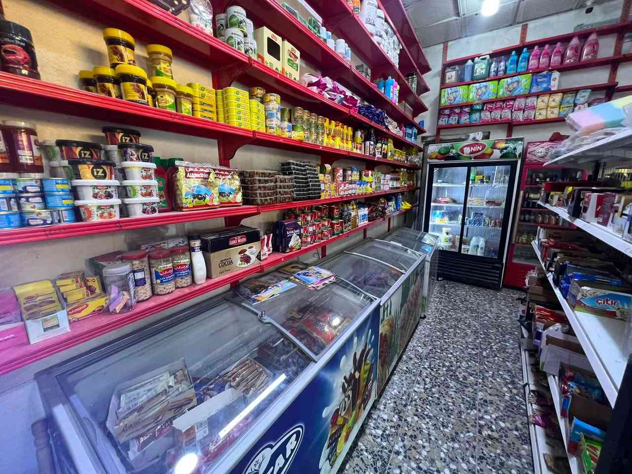 اسواق للبيع 
المحل اجاره 200 بصفك مدرستين وهو ركن ع اربع شوارع كلشي داخل المحل الك عدا الرفوف يبقن معلكات يمته ماتطلع من المحل تعوفهن لابو المحل او تريد تشتريهن انت حر قريب مساحته طول 12 عرض 5 ع شارع الدكاتره وبنص منطقه المحل وقريب على مول الزبير المحل المحل عنوانه البصرة / الزبير / الرشيدية لأولى سعره 9 ملايين وبي مجال للشراي ***********
