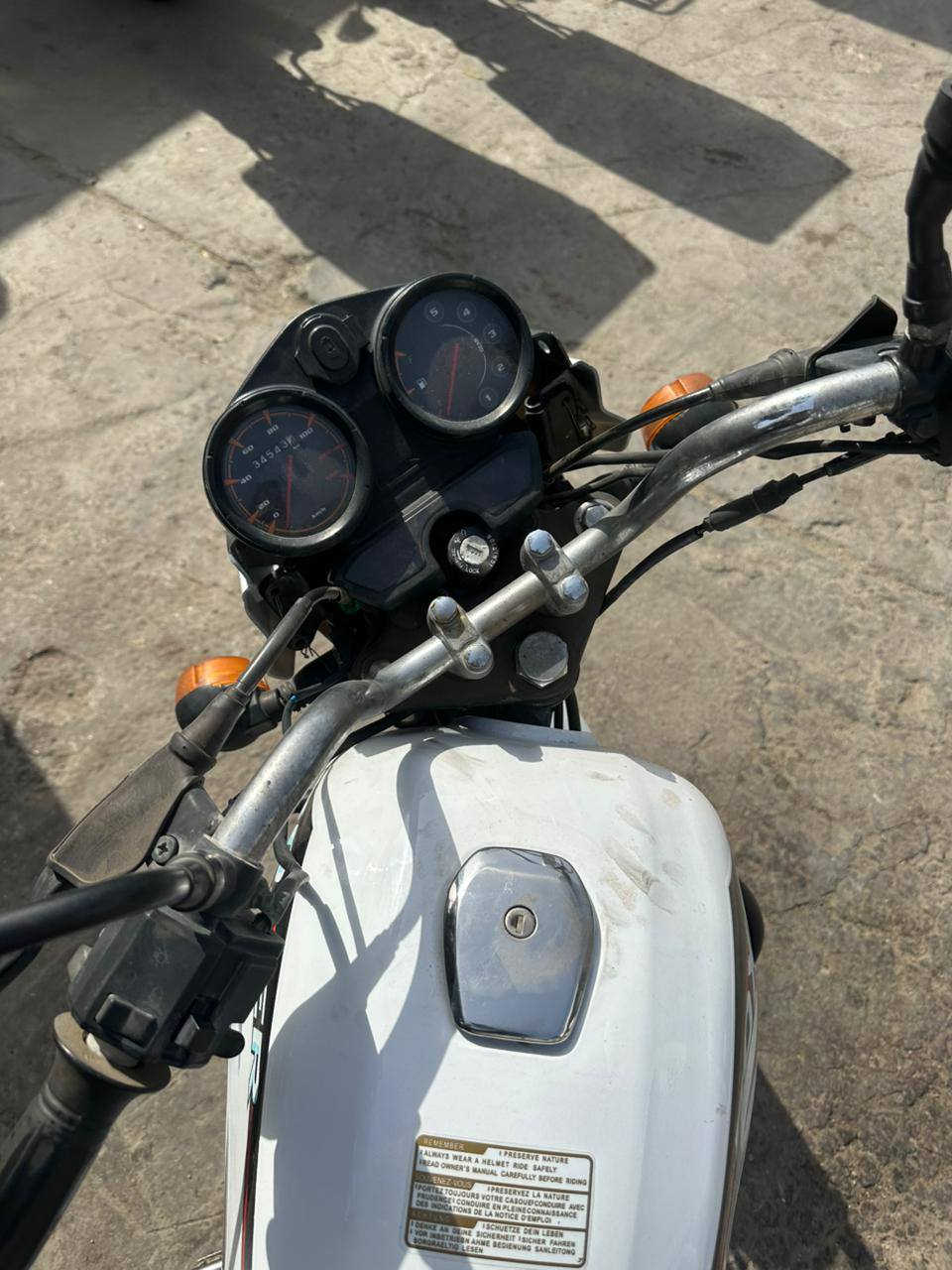 مرخصه مدير الكروب
السلام عليكم للبيع دراجه بوكسر مرقمه بغداد 
الدراجه شغاله وخير من الله بس يحتاجها تجفيت 
حاليا دراجه شغاله وخير من الله 
سعر مليون و200
***********
