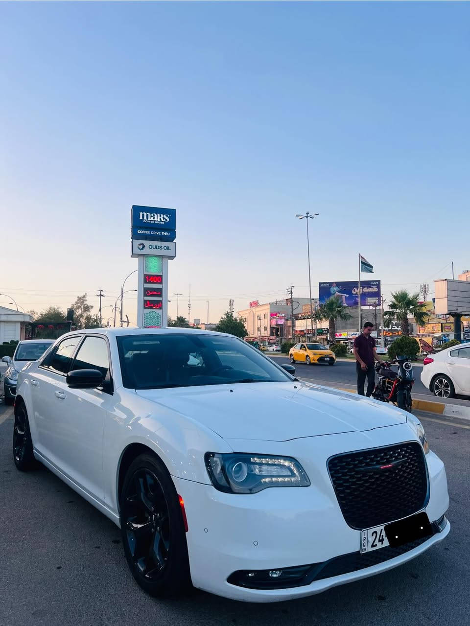 السلام عليكم 
كرايسلر s300
سنة الصنع 2022 لون ابيض مواصفات s فول 
كار فاكس كلين تايتل حتى الدعاميات مكفولة 
فقط بيها قطعة واحدة كلير امريكا بدون معجون وبدون ضربة
السيارة نضيفه بمعنى الكلمة
 إدامة وسيرفس وتبديل دهن في شركة هارلم فقط
إطارات جديدة وصدر أمامي خلفي جديد 
بشكل عام السيارة بدون اي نقص
مكان السيارة كركوك 

*********** رقم الهاتف
