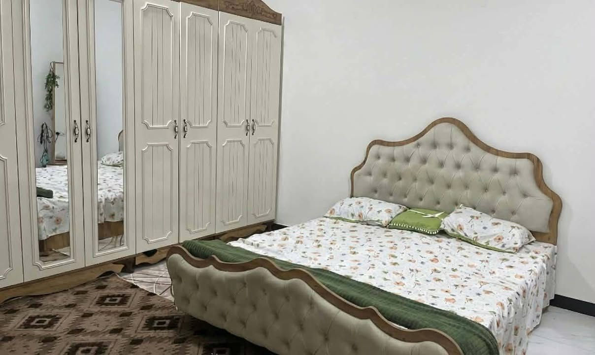 مشتمل للبيع حي حكيم شارع كاله أو افران الهادي قرب كورنيش مساحه 100متر بناء طابوك يتكون من غرفه نوم وصاله ومطبخ واستقبال مرقم من بلديه *********** سعر 38بيه مجال
