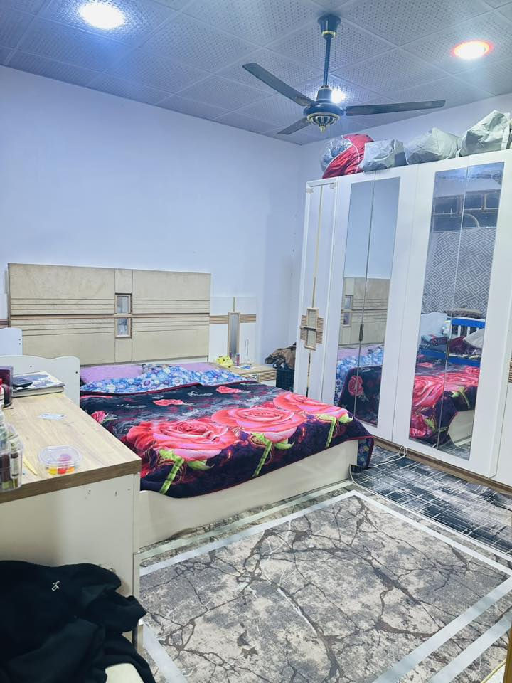 بيت ١٢٤ متر في البراكية شارع سكلة ابو ضياء 
يحتوي غرفة واستقبال وصاله ومطبخ وحمام داخلي وخارجي 
البيت كلة سيراميك وسقوف ثانويه ونضيف جدا 
السعر ٣٠ مليون 

‭٠٧٨٨ ٠٠٠ ٢٦٩٨‬
