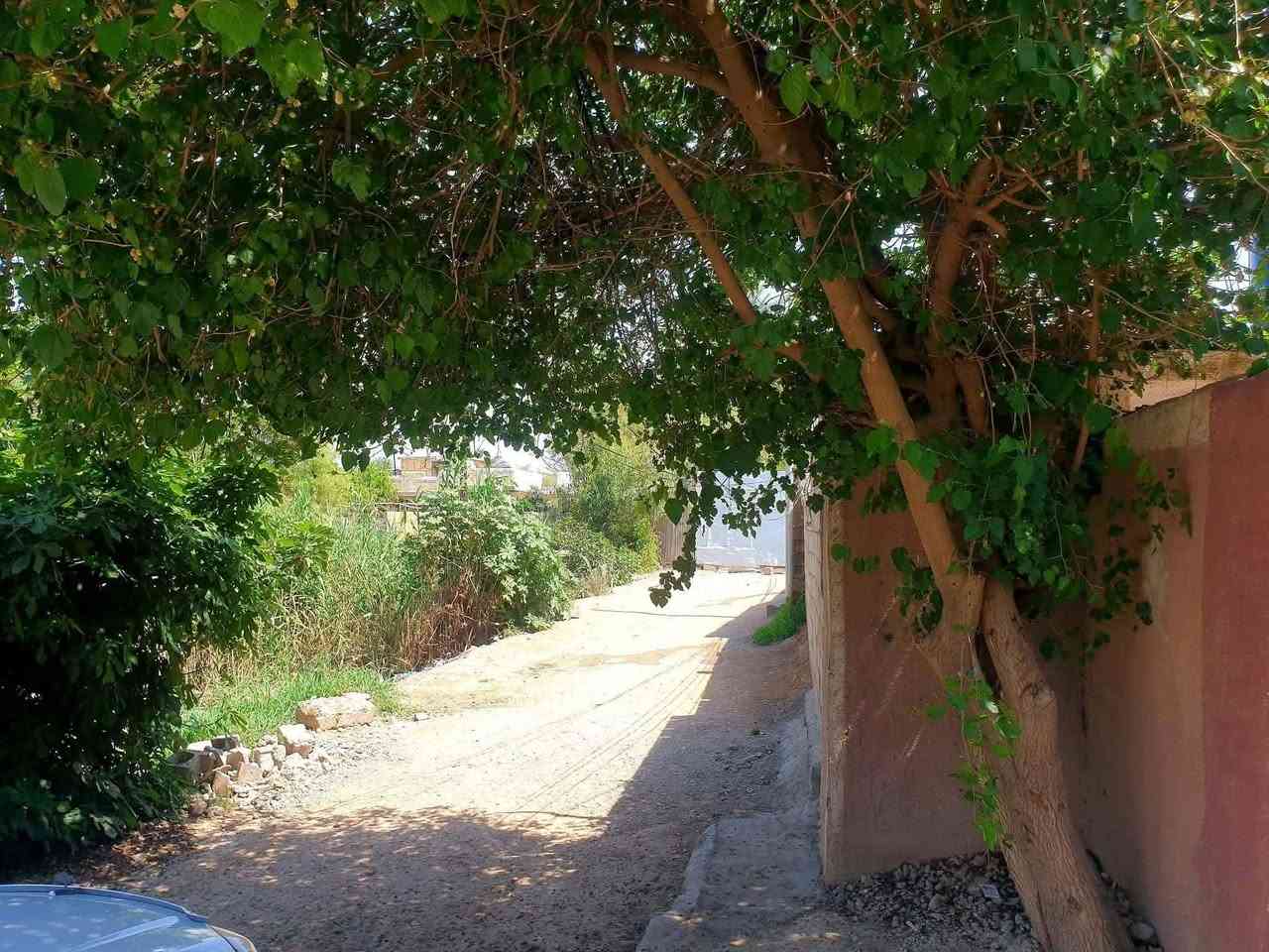 سلام عليكم بيت للبيع مساحه 300متر متكون ثثلاث غرف صاله وستقبل ومطبخ اللاتصال***********
