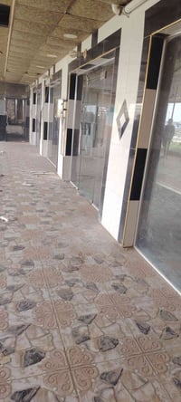 مطعم • واجهة ١٥م • حديقة خارجية