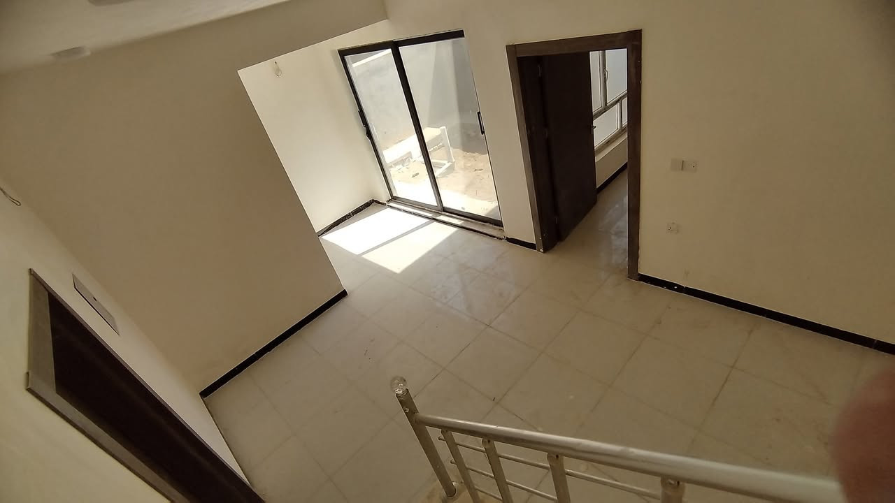 السلام عليكم..
بيت طابقين 200 متر..طابو صرف..ثلاث غرف نوم..حديقتين اماميه وخلفيه..استقبال كبير وصاله كبيره..نظام كامرات..صحيات دفن...الصاله مفتوحه على الحديقه الخلفيه بباب سلايت...

العنوان.. كربلاء..طويريج...مجمع الزهراء السكني..قرب سيطرة أم الهوى...
يباع بمقدمة 75 مليون..والباقي اقساط شهريه على مبادرة المصرف العقاري..القسط الشهري 548 ألف..
مستمر التسديد للمصرف صار أكثر من سنة...

تفاصيل أكثر على خاص أو على الرقم ***********
