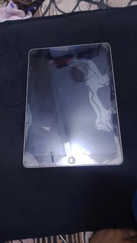 ايباد 9 البيع جهاز نظيف مامفتوح اني مكلف بلنشر هاذه رقم صاحبه 07705318...
