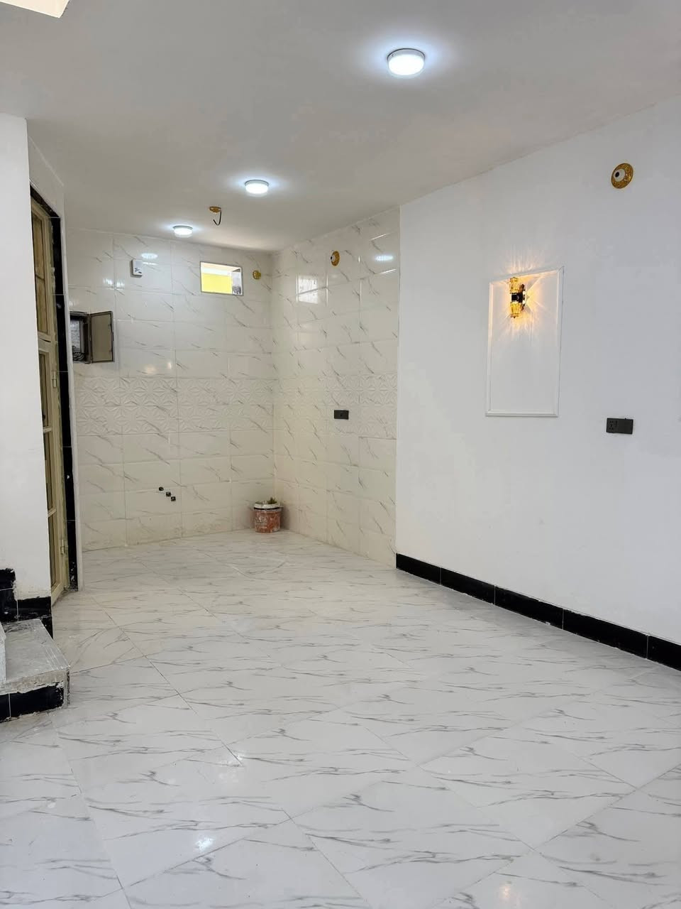 100 متر مربع  للبيع طابو زراعي سند 25 قرار محكمه
قريب من الشارع العام مسافة 150 متر  بالخط الاول 
بسعر 45
غرفتبن وصاله وستقبال ومطبخ وحمامات داخل وخار ج 

 عنوان البيت شارع المطار الصب مقابل ملحق قرية الغدير للاستفسار اتصل على ***********أو مراسله واتساب
