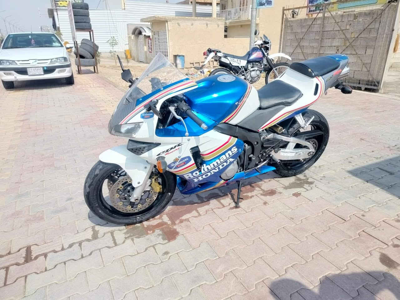السلام عليكم دراجه Honda CBR600RR للبيع
نوع المحرك: 4 أسطوانات مستقيمة (Inline-4)، تبريد سائل، 16 صماما 
قوة الحصانية: حوالي 117 حصان عند 13,000 دورة في الدقيقة.
الفرامل: مزدوجة في الأمام مع ملاقط (Calipers) من شركة Tokico v
دراجه عليه ادامه كامله من تاير للتاير مي راديتر اصلي زيتي دسكات أمام و خلفي جديد اصلي دهن فلتر دهن  تاير خلفي + امامي مكينه مكفوله من فتح برغي ما مفتوح دراجه جاهزه على اخر مال جناي بيه فقط ورقه منفيس سعر 28 ورقه و بيه مجال حك الجيه 
عنوان واسط رقم الهاتف *********** اتصال و بي واتساب ما متواجد على فيس اقره قبل لتتصل كلشي موضح
