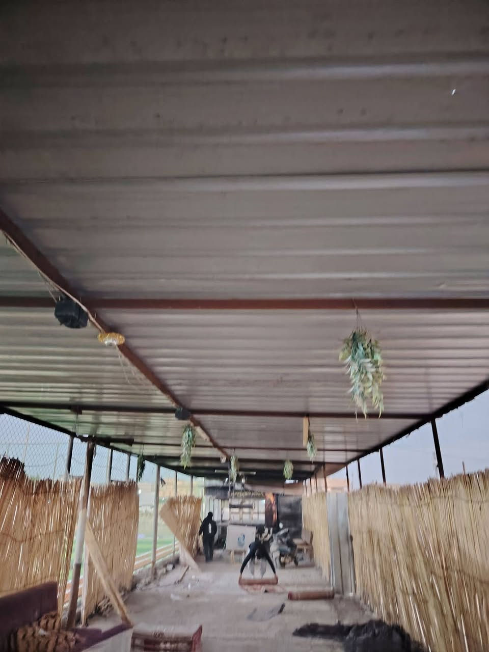 هذني هن وحديدهن وبي ارسي وباب وياهن قياس الطول ٢٢متروالعرض ٥امتار نضيفات كولش ب٧٥٠ حلة الاكرمين***********
