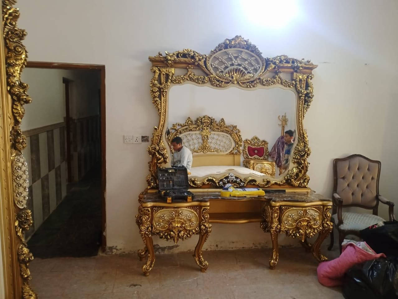 سلام عليكم غرفه نوم  مصريه ثقيل للبيع مثل ما بالصوره نظافه 100/100حاليا مفتوحه تجي كلبها اي كسر مابيها مثل مابي صوره غير متواجد علئ فيس اتصال ***********
