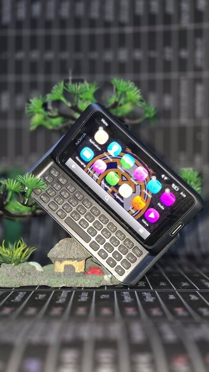 🔥 #للبيع
: تحفة #نوكيا الكلاسيكية 
Nokia E7-00 (Original) بحالة ممتازة جداً! 🔥
​لعشاق الفخامة وأجهزة نوكيا النادرة، #هاتف Nokia E7 الغني عن التعريف بتصميمه السحاب الفاخر.
​📱بعض من المواصفات والمميزات:
​⌨️ كيبورد سحاب كامل (Full QWERTY Keyboard): يعمل بسلاسة وبحالة ممتازة.
​📺 شاشة AMOLED ClearBlack: #ألوان رائعة مع ميزة الإمالة الهيدروليكية الشهيرة.
​📸 كاميرا 8 ميجابكسل: #تصوير ممتاز مع فلاش LED مزدوج.
​📷 كاميرا وشاشة شغالين 100%: #الجهاز شغال بالكامل بدون أي مشاكل في اللمس .
​💎 جسم ألمنيوم فخم: هيكل متين #ونظيف جداً كما موضح بالصور.
​💾 ذاكرة داخلية 16 جيجابايت.
​✨ قطعة ممتازة جداً للاقتناء الشخصي أو للاستخدام الكلاسيكي!
📞 #للتواصل #والطلب: [تواصل عبر الخاص] 
او على رقم #الهاتف ***********
