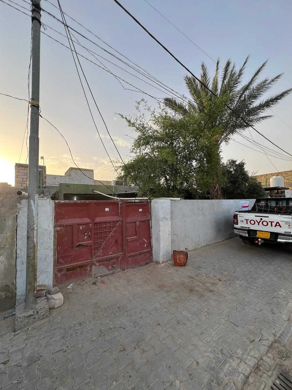 السلام عليكم بيت للبيع في الرضويه السابعه مساحه البيت 416
مواصفات البيت. 
4 غرف
مضيف
تخاريج داخليه وخارجيه ساحتين البيت محتاج ترميم بسيط
للاستفسار.. ***********
